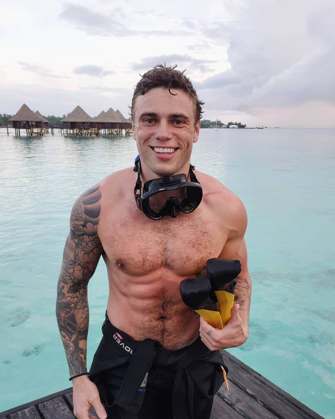 ガス・ケンワージーのインスタグラム：「Putting the "cub" in scuba. Thank you to @topdive_polynesia for taking us out! 🥽🐬🐢🐠🐡🦈」