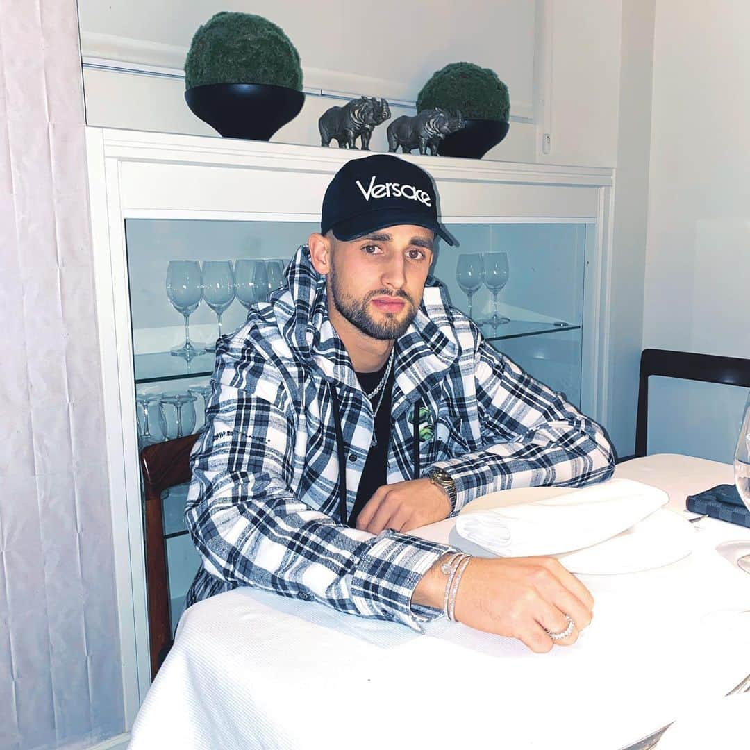 アドナン・ヤヌザイさんのインスタグラム写真 - (アドナン・ヤヌザイInstagram)「2020 🥳」1月4日 5時05分 - adnanjanuzaj