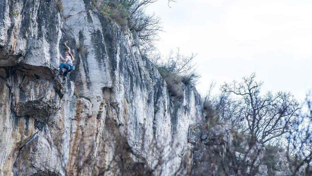 ユリア・フィシェルのインスタグラム：「Kaj ti je deklica? ✅  Super happy to have sent my first 8b+ here in Mišja Peč on the last day of the trip. Couldn't have asked for a better start into the new year 🎉  Thanks @ansichtssache.photography for the cool shot mid-send 😌」