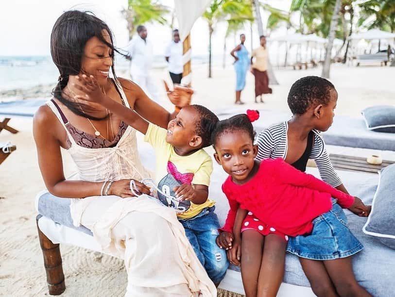 ナオミ・キャンベルさんのインスタグラム写真 - (ナオミ・キャンベルInstagram)「#FlashbackFriday 🇰🇪 In Kenya for the holidays last year, with my angels of the rising sun 🌞❤️ #NAOMIAFRICA」1月4日 5時32分 - naomi