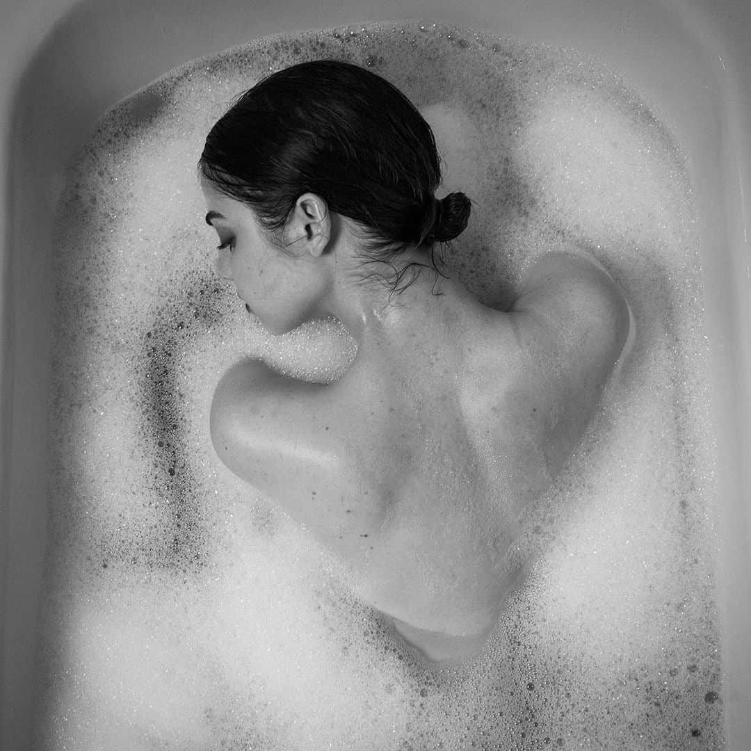 タイラー・シールズのインスタグラム：「Love is always hiding where you least expect it, if you stop looking you will see it, stop listening you will hear it. A lot of people see a heart when they look at this, I remember when I took it, her back slowly slid up out of the bubbles and all I could see was the heart staring at me like the photo was waiting for me not the other way around. When a moment comes you have to take it, even if you can’t see it hear it touch it or taste it. Have you ever let a moment pass you by?」