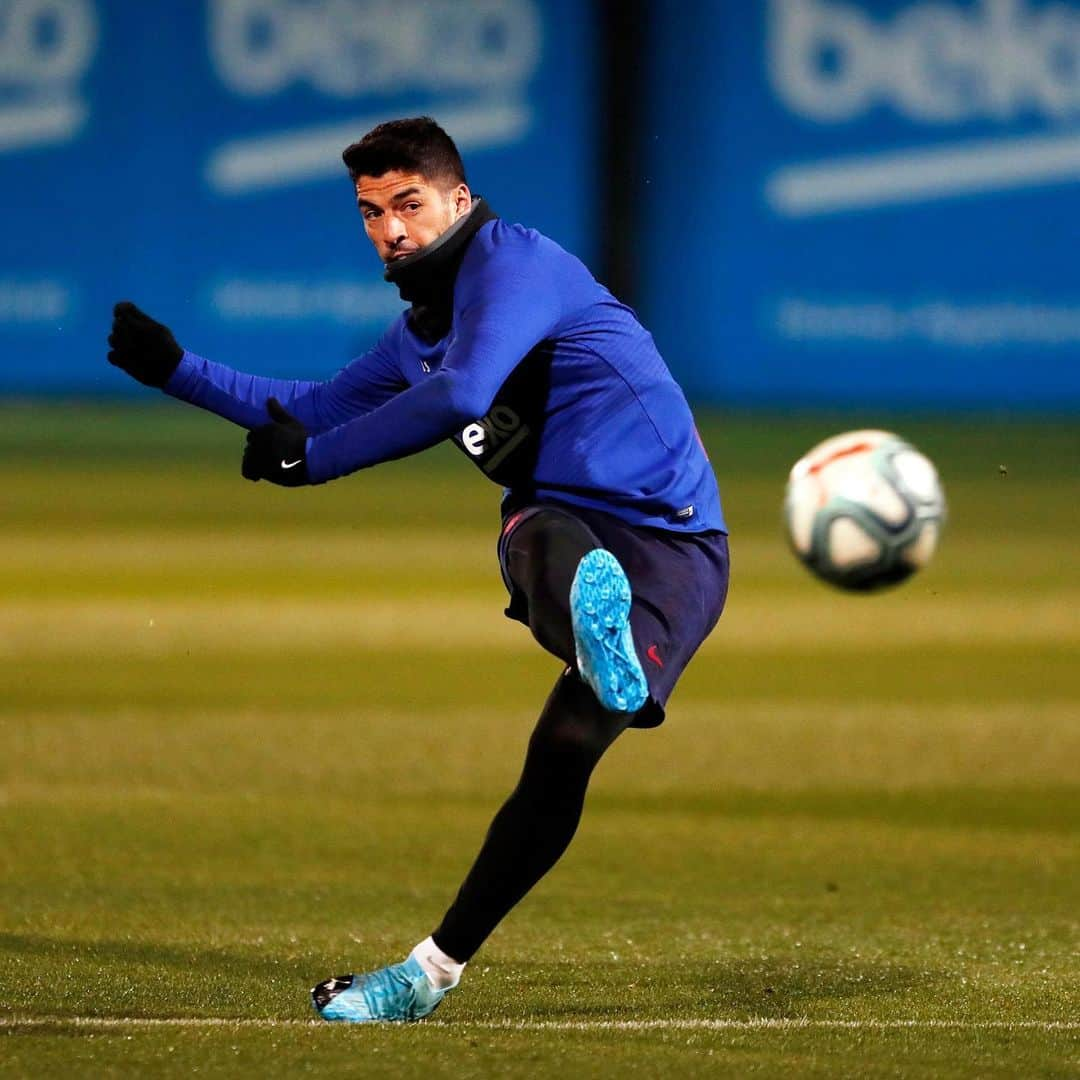 ルイス・アルベルト・スアレスさんのインスタグラム写真 - (ルイス・アルベルト・スアレスInstagram)「Preparados para el partido de mañana👊🏼#derbycatalan • • Ready for tomorrow’s match 👊🏼」1月4日 5時53分 - luissuarez9