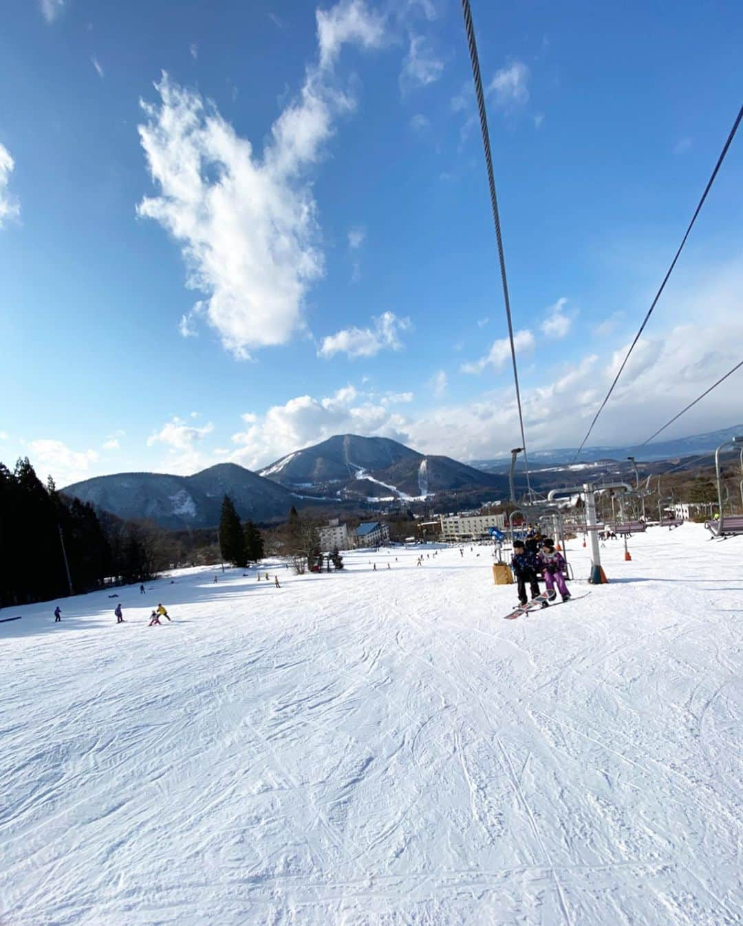 板橋瑠美さんのインスタグラム写真 - (板橋瑠美Instagram)「新年の幕開け🗻❄️﻿ ﻿ ﻿ 大好きな🏂初滑りしてきましたー！✨﻿ ﻿ 年始一発目の外出が雪山なんて幸せすぎます💓﻿ ﻿ ﻿ また今月の連休に﻿ 友達親子と娘と行くんだけどねꉂ笑꒱﻿ ﻿ ﻿ とりあえず私はゴルフもスノボーも大っすきなのですが、﻿ どちらも言えることは、開放感あるひろーーーい土地に身を置いていること。﻿ ﻿ ﻿ そしてスノボーは、その開放感雪山をガンガン滑っていく爽快感。﻿ ﻿ これまた溜まりません💓﻿ ﻿ ﻿ ﻿ ゴルフもめっちゃうまくて、毎年スノボー行ってる、全く同じものが好きなゆうと♡﻿ ﻿ なかなかどっちも大好きな人周りにいないꉂ笑꒱﻿ ﻿ ﻿ いつかウェアープロデュースしたいなぁ♡！﻿ ﻿ 少し高くなっちゃうかもだけど、﻿ めちゃ可愛くて素材がよくてこだわっていて、﻿ 重宝するものを作りたい❤️！！！﻿ ﻿ ﻿ ﻿ 今年は暖冬であまり積雪が無いそうで、﻿ どこの山も完璧なところは無さそうでした！！﻿ ﻿ ﻿ ﻿ ﻿ 昨日は長野県の北志賀小丸山スキー場だったんだけど、﻿ 頂上までいくリフトは止まっていて、。﻿ ﻿ 下の方だけのコースしか開放してなかったので、﻿ 何度も何度もリフト乗って降りてして﻿ 10回以上は滑ってきました🏂♡﻿ ﻿ ﻿ 一年ぶりのウォーミングアップには﻿ ちょうど良い長さのコースでした💓﻿ ﻿ もっともっと上手くなりたい♡！！！﻿ ﻿ ﻿ ﻿ 今シーズンは何回行けるかなーーー❤️﻿ 一生懸命セルフタイマーで二人で撮ってたら、撮りましょうかー？と、写真を撮ってくれた優しい方ありがとうございました😊！！ ・ ・ ・ #スノボー　#スノーボード　#スノボー大好き　#snowboard #スノボー女子　#スノボーママ　#スノボーウェア  #スノボー最高　#北志賀小丸山スキー場  #長野県　#長野」1月4日 17時00分 - rumi_official_0616