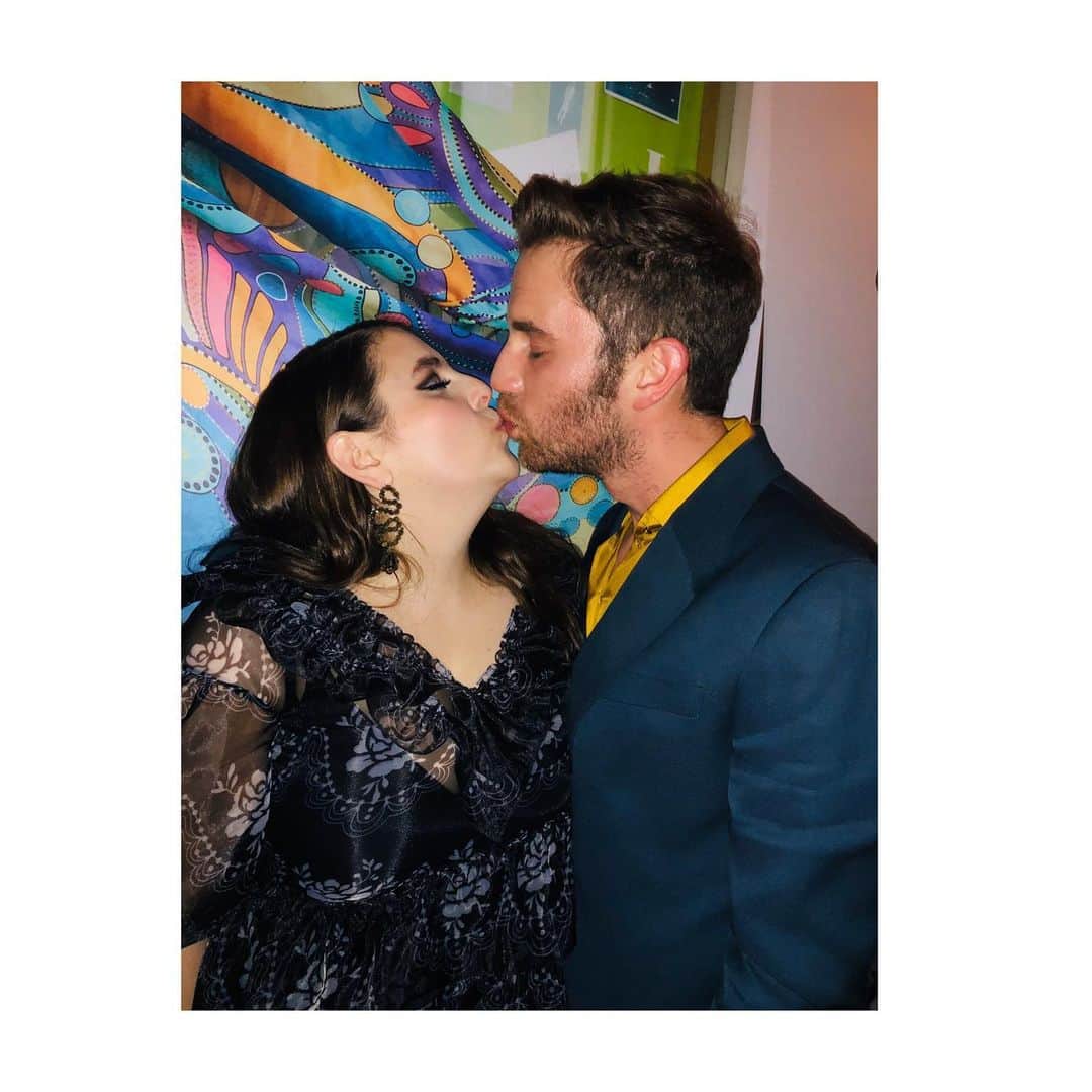 ベン・プラットのインスタグラム：「me & bean kissing at a fancy party」
