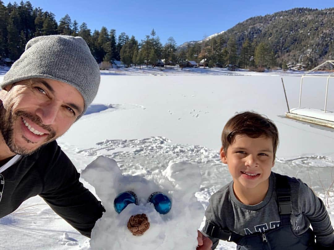 マット・セデーニョさんのインスタグラム写真 - (マット・セデーニョInstagram)「Me n my guy appropriately sculpting Mr Snow Bear in Big Bear #happy2020 💥」1月4日 15時37分 - mattcedeno