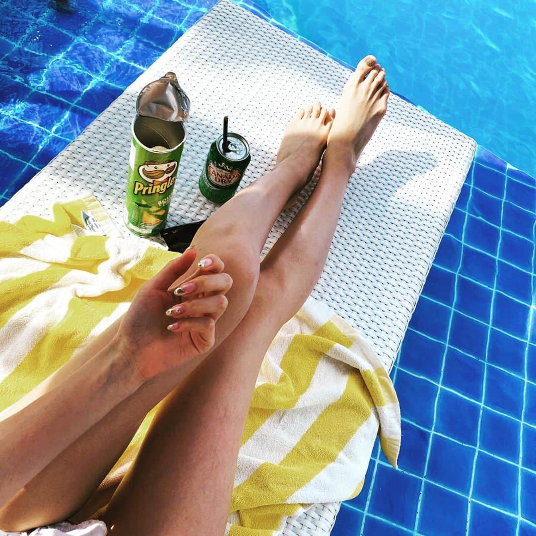加藤桃子さんのインスタグラム写真 - (加藤桃子Instagram)「poolでのんびり。☺︎ nailはhandもfootもgold💅  #cebu  #cebuphilippines  #mactanisland  #セブ島　#セブ島旅行 #マクタン島　#アジアリゾート #ビーチリゾート　#海外旅行 #タビジョ」1月4日 15時45分 - mom0.japan