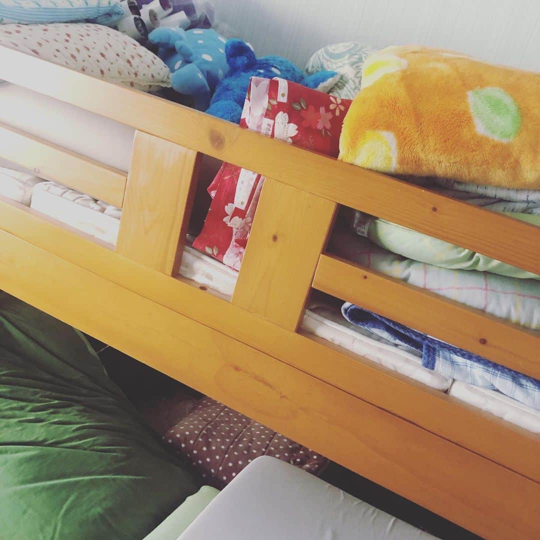 別所匠さんのインスタグラム写真 - (別所匠Instagram)「二段ベッドは物置になっていました。 実家の布団あったけー！！！」1月4日 15時42分 - bbbbbesshooooo