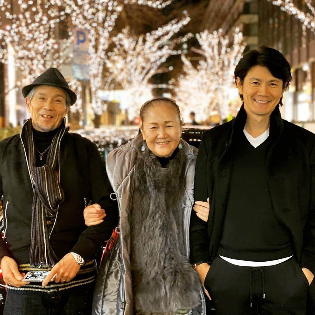 中野信治さんのインスタグラム写真 - (中野信治Instagram)「謹賀新年✨  本年もどうぞ宜しくお願い致します。  皆様にとって2020が素晴らしい１年になりますように☘️ 今年のお正月は両親と妹夫婦が東京へ！  家族で心穏やかな年越しと正月三が日を過ごすことが出来ました。  あちこち都内を観光して食事作って、今回はシェフ件運転手を担当させて頂きました🤣  年を重ねてからの家族との時間は自分自身が感じている以上に貴重で大切な時間のように思います。  今年も一分一秒を無駄にすることなく、変化を恐れず前へ前へと進みます👊  今年も戦いますよ‼️ #ライフスタイル　#新年　#2020 #ファミリー」1月4日 15時54分 - shinjinakano
