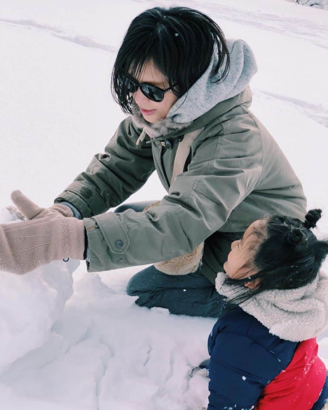 原田沙奈子さんのインスタグラム写真 - (原田沙奈子Instagram)「雪だるま作り☃️ コロコロ転がしながら自分たちも一緒に転がっちゃうし。←どんくさ 結構重いからヘラヘラしてるとお腹に力が入らなくてなかなかできない。 雪だるま作りって意外と難しい。笑 #雪だるま#アマネの旅」1月4日 15時54分 - sanakoharada