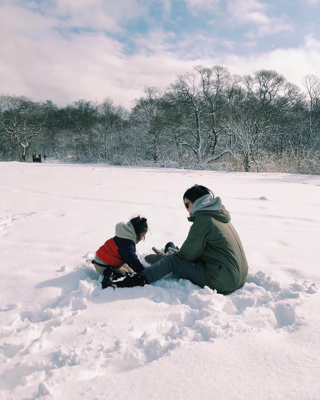 原田沙奈子さんのインスタグラム写真 - (原田沙奈子Instagram)「雪だるま作り☃️ コロコロ転がしながら自分たちも一緒に転がっちゃうし。←どんくさ 結構重いからヘラヘラしてるとお腹に力が入らなくてなかなかできない。 雪だるま作りって意外と難しい。笑 #雪だるま#アマネの旅」1月4日 15時54分 - sanakoharada