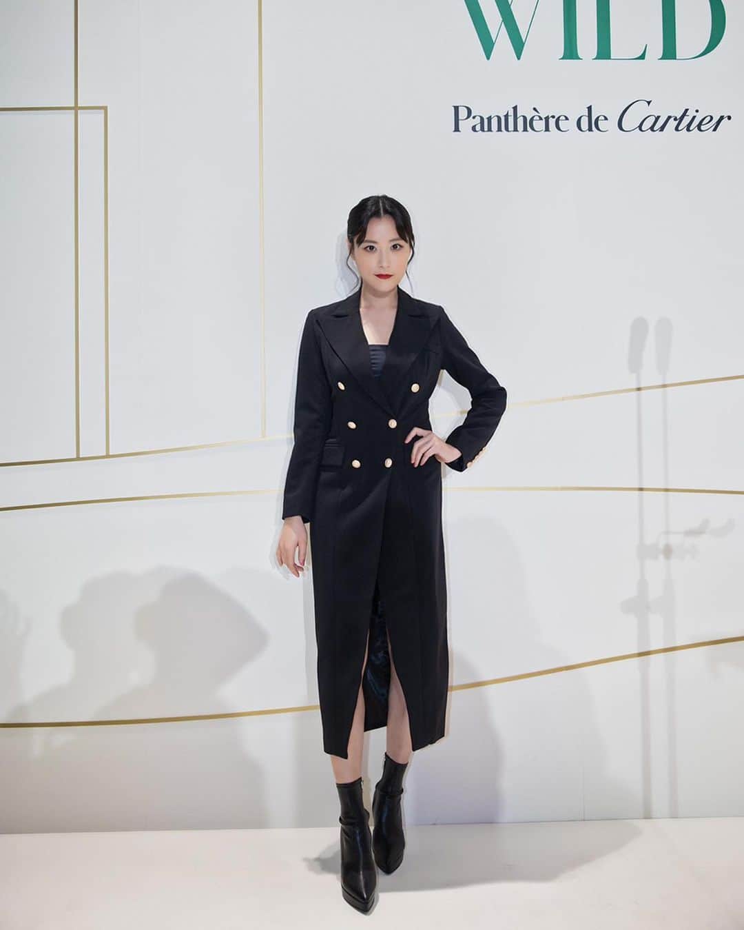 Liga Chiangのインスタグラム：「美洲豹是卡地亞的品牌象徵 牠魅惑迷人切代表著挑戰、力量和自由 帶給卡迪亞無限靈感 讓每個人充滿魅力且獨特個性自然的流露 無論是珠寶、鐘錶、香水和配件 都貫穿著卡迪亞的成長歷史 栩栩如生和傲人的姿態 俐落有致且鮮明風格的設計 更重要的是我看見了霸氣與優雅 我想這就是最好的形容詞  Btw 這也是我目前尺度最大挑戰😳害羞😅 自己還在努力適應中⋯  謝謝 @cartier  的邀請 昨天很開心  Makeup artist / @lee_makeupofficial_taiwan  Hair stylist / @haomin1017  #卡地亞 #cartier #intothewild #news #lovebts #army #jeannetoussaintnecklace #我的嘴巴畫大不容易阿」