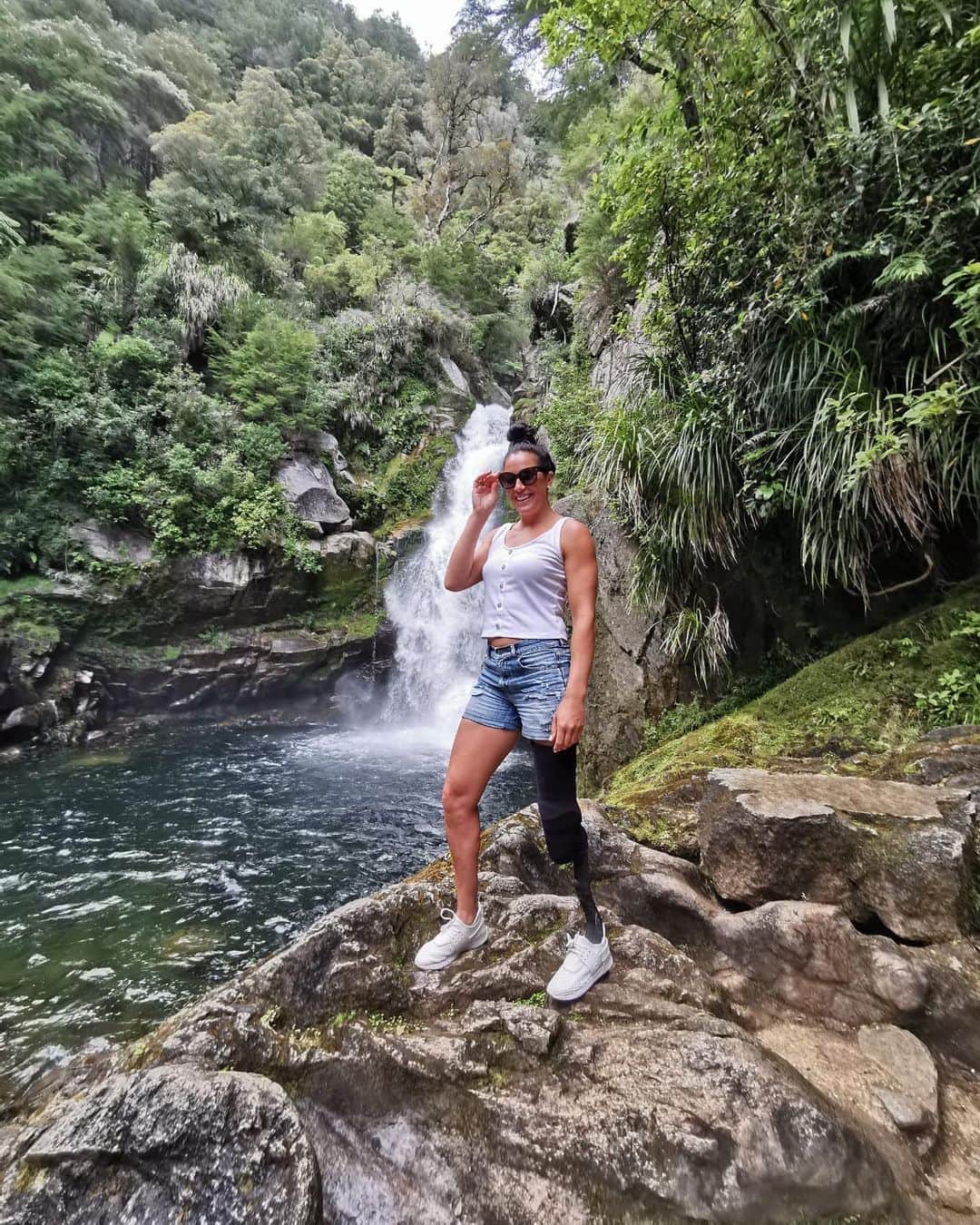 Sophie Pascoeさんのインスタグラム写真 - (Sophie PascoeInstagram)「When you’re nearly as tall as the waterfall... 😉 #wainuifalls #nofilter #summer #holiday #goldenbay #southislandnz」1月4日 16時12分 - sophpascoe1