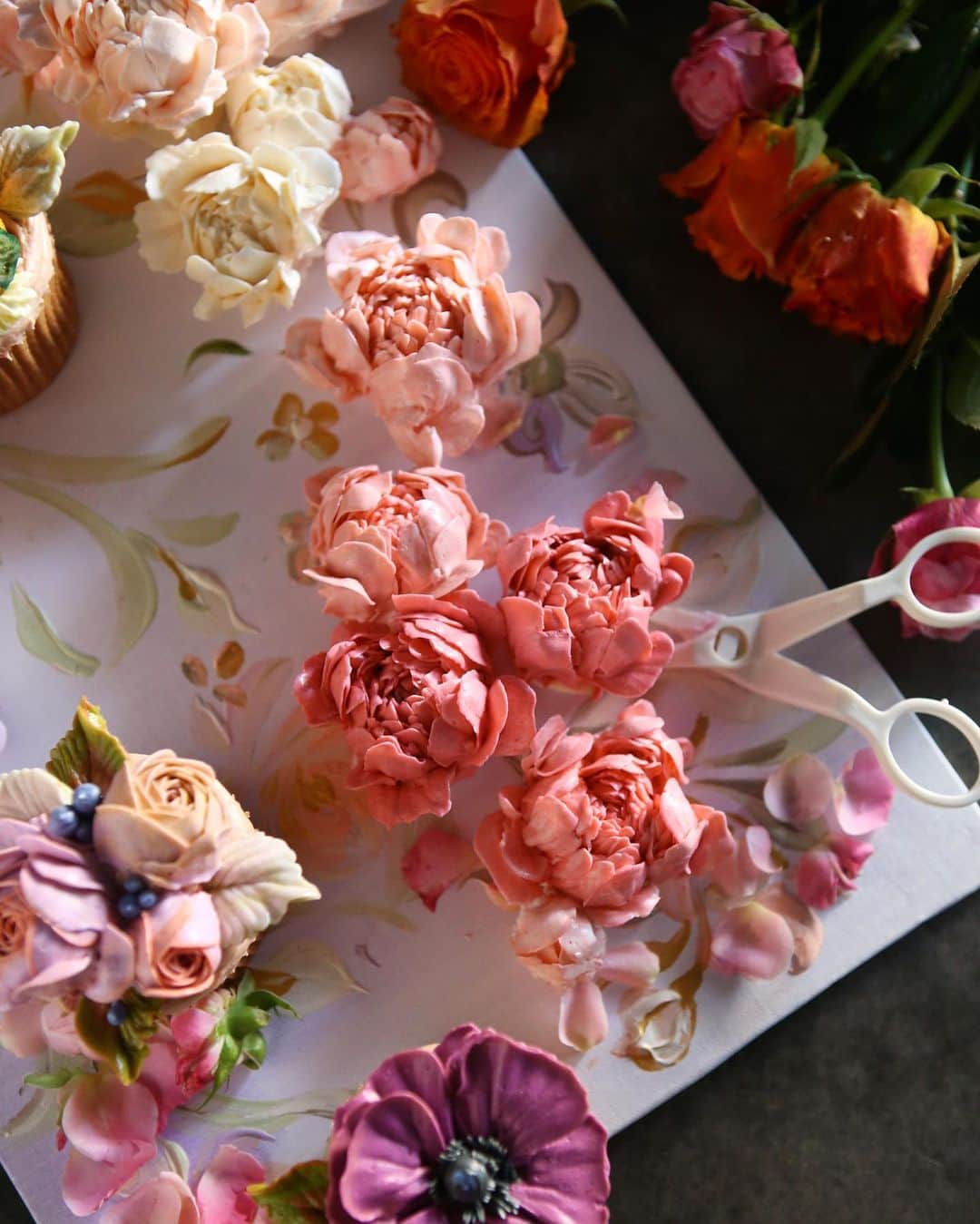 청담 수케이크 (atelier soo)さんのインスタグラム写真 - (청담 수케이크 (atelier soo)Instagram)「ㅡ #flower #cake #flowercake #partycake #birthday #weddingcake #buttercreamcake #buttercream #버터크림플라워케이크 #バタ #フラワー #バタークリーム ㅡ www.soocake.com vkscl_energy@naver.com」1月4日 16時07分 - soocake_ully