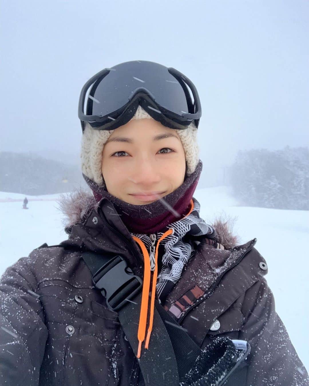 冨永愛さんのインスタグラム写真 - (冨永愛Instagram)「お正月休みにスノボ🏂は恒例。 今回は、北海道のカムイスキーリンクスに来ていたよ。雪不足で一部のみ滑走可能で物足りなかったけど、最終日はなんとか快適に滑れた。雪質最高&晴れたら眺めも最高❤︎ 全面滑走可能だったら、気持ち良かったろうなぁ！　また来よっと🎵 #スノボ旅行 #温暖化を感じる #今更加工アプリにハマる #ねずみ年だし  #aitominaga #冨永愛」1月4日 16時29分 - ai_tominaga_official