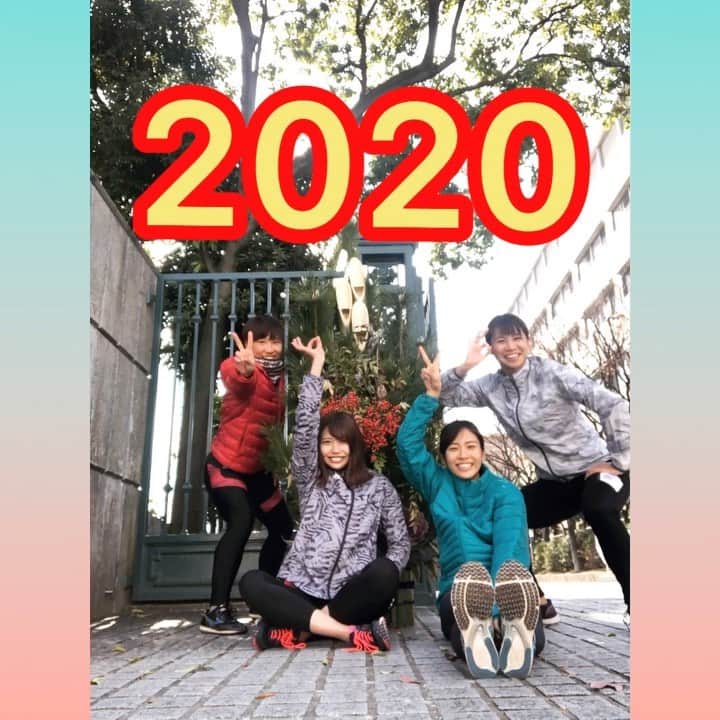 宇都宮絵莉のインスタグラム：「・ 愉快な仲間たち🏃‍♀️❤️ 大学の正門の門松🎍にて。 チームは違うけど、仲間✌️ #園田OG #2020」