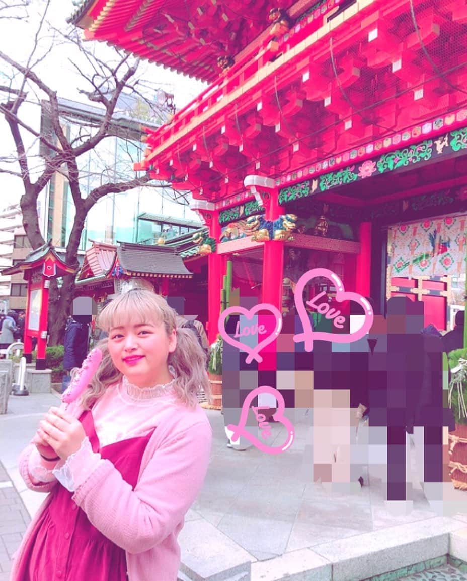 のインスタグラム：「🦄🎀💖🦄🎀💖🦄🎀💖🦄🎀💖 . ピンクのチョコバナナ見つけたから買っちゃった🥺💖💖 . お正月だね〜 人がわんさかだ〜 . #初詣 #まだ食べてない w #神田明神 #2020 #あけおめ #japan #japanesepink #happynewyear #happynewyear2020」