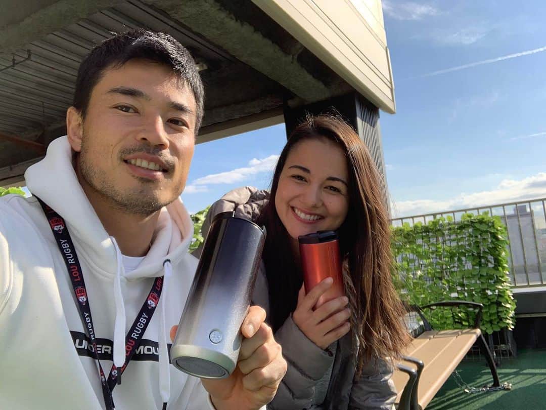 エリナ シルカのインスタグラム：「日本ただいま〜🥳 早速。 初スタバ☕️ ハワイで買ったスタバタンブラー、山田とペア♡」