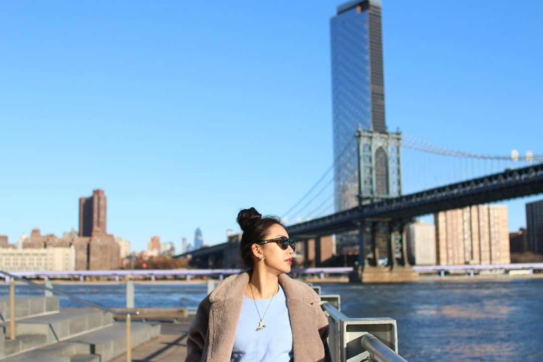 澤山璃奈さんのインスタグラム写真 - (澤山璃奈Instagram)「#sawarina_ny 🚢 Photo by @k1989m ————☀︎———— East River＆Manhattan bridge🎣 I love the waterside💙 横浜に住んでた時はみなとみらい、 東京ではお台場の近くが好きなのは広い水辺が近くにあるから💓🐬 広々して空気も澄んでるように感じるし、 水面にお日様の光がキラキラ映るのを見てると心がスーッとなる🍃 これから先どこに住んだとしても、 大きな川や海の近くに住みたいな🧜🏽‍♀️💙 #プチNY生活 #NY生活  #ニューヨーク　#NY  #nylife #newyork #nyphoto #empirestores #dumbo #brooklyn #brooklynbridge #manhattanbridge」1月4日 16時39分 - rinasawayama