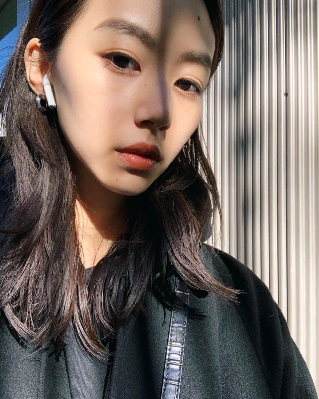 Shiho Sasakiのインスタグラム：「よく質問もらうLipについて💄 お気に入りは何本かあるんだけど その中でも最近ヘビロテしてるのは @narsissist のpowermatte lip pigment💎 リキッド状のリップで、塗るとマットな仕上がりになるよ❣️ 今まで使ったリップの中で断トツ落ちにくい✨ 2760番のsoft brown pinkを愛用中です⭕️ #nars」