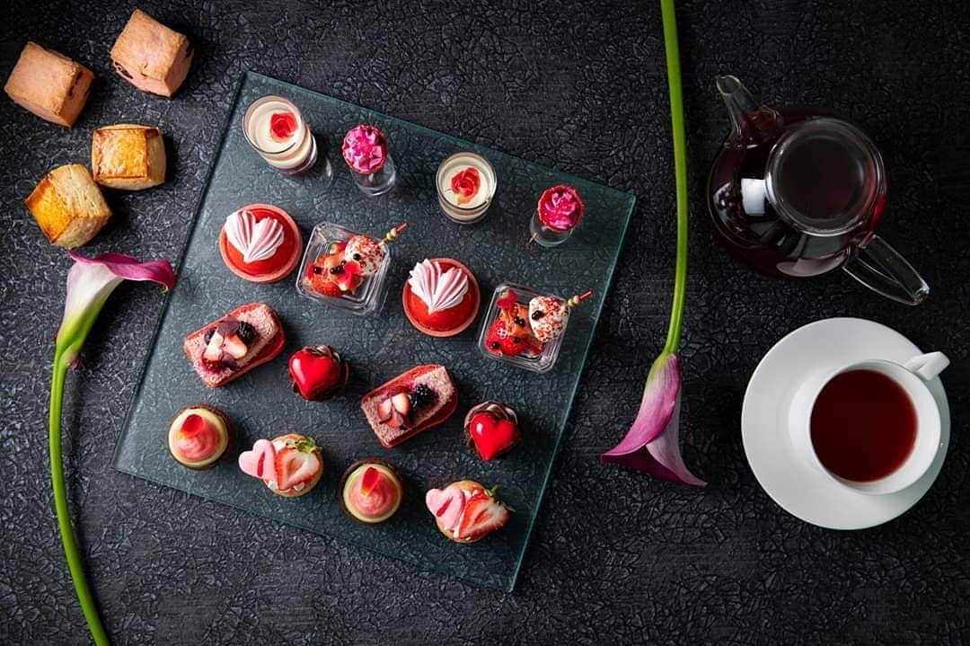 Conrad Tokyoのインスタグラム：「バー＆ラウンジ「トゥエンティエイト」の「ストロベリー・スイートハート・アフタヌーンティー」は1/10より。 TwentyEight’s Strawberry Sweetheart Afternoon Tea starting from 1/10.  #コンラッド #コンラッド東京 #ホテル #東京 #日本 #銀座 #ラグジュアリー #冬 #港区 #旅行 #トゥエンティエイト #アフタヌーンティー #スイーツ #ハート #Conrad #Hotel #Tokyo #Conradtokyo #Japan #Ginza #LuxuryTravel #Winter #Minatoku #Travel #Twentyeight #Afternoontea #Sweets #Strawberry #Love」