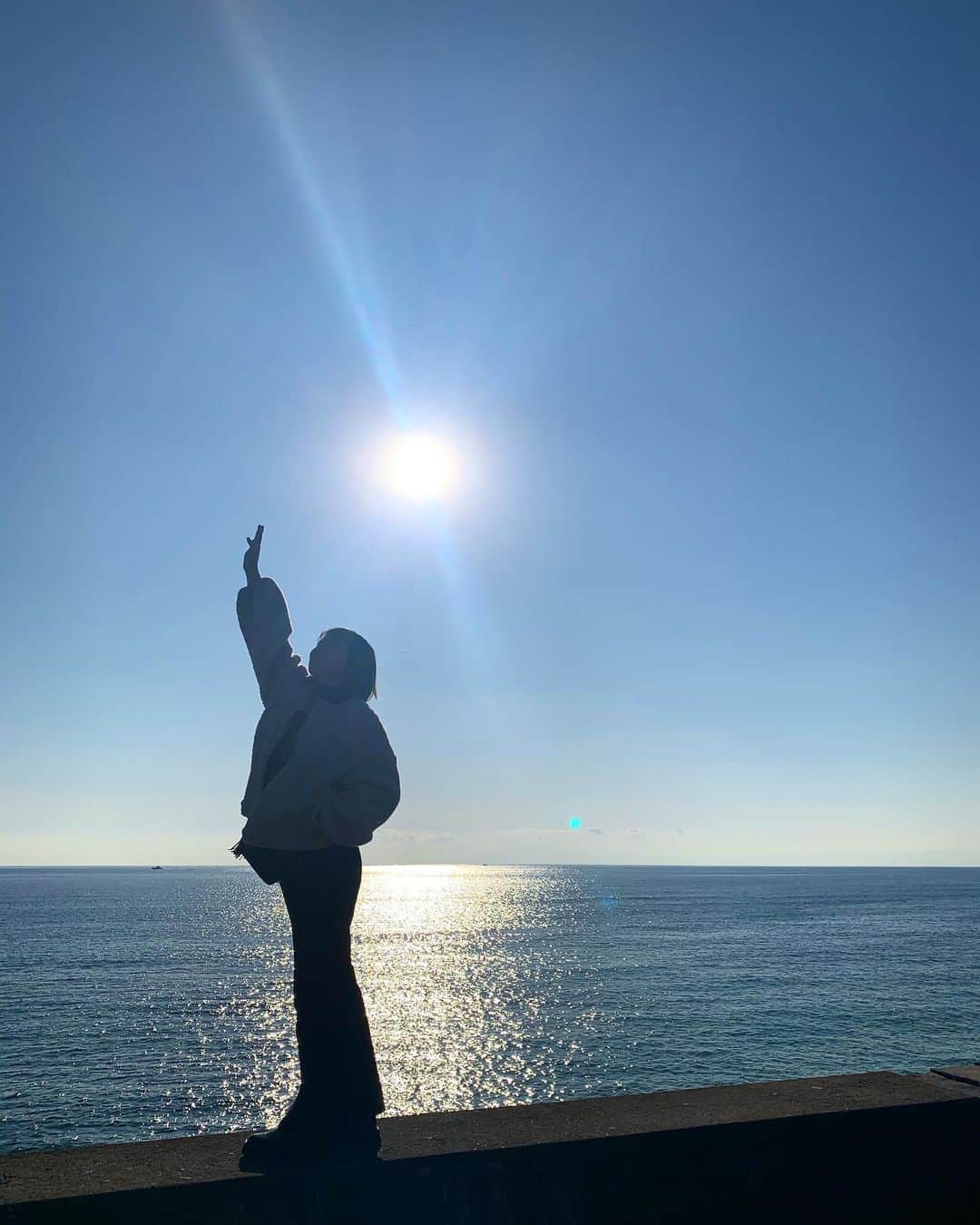 小山侑紀のインスタグラム：「海に行くのはなぜかお正月だけです、 . #七里ヶ浜 #shonan」