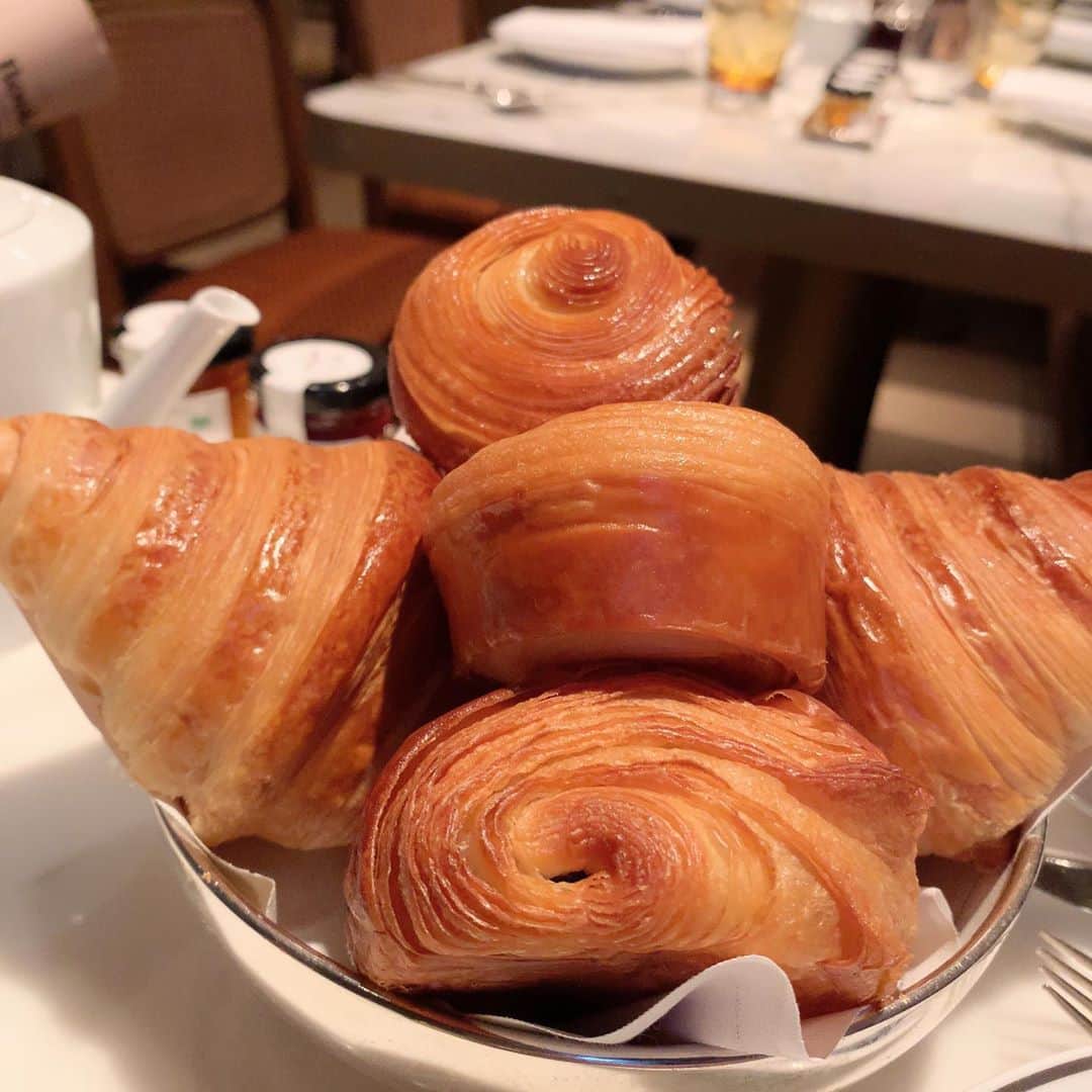 草間淑江さんのインスタグラム写真 - (草間淑江Instagram)「おはようございます。 １月４日の朝はフルーツとクロワッサン🥐とカフェオレ🇫🇷 パリ　思っていたより暖かく過ごしています。  #朝食#パリ#PARIS」1月4日 16時52分 - yoshie_kusama