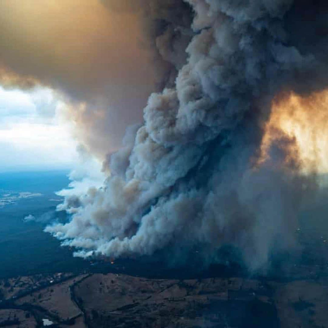 ミランダ・カーさんのインスタグラム写真 - (ミランダ・カーInstagram)「Sending love and prayers to those affected by the Australia Wild Fires. It’s absolutely heartbreaking. 💔 Please join me in supporting those affected and visit the link in my bio to donate to the Red Cross Disaster Relief and Recovery Fund. All donations will support affected families and the community during this disaster. 🙏🏻 Thank you to the brave fire fighters and community of volunteers for your help and support. 💖」1月4日 8時02分 - mirandakerr