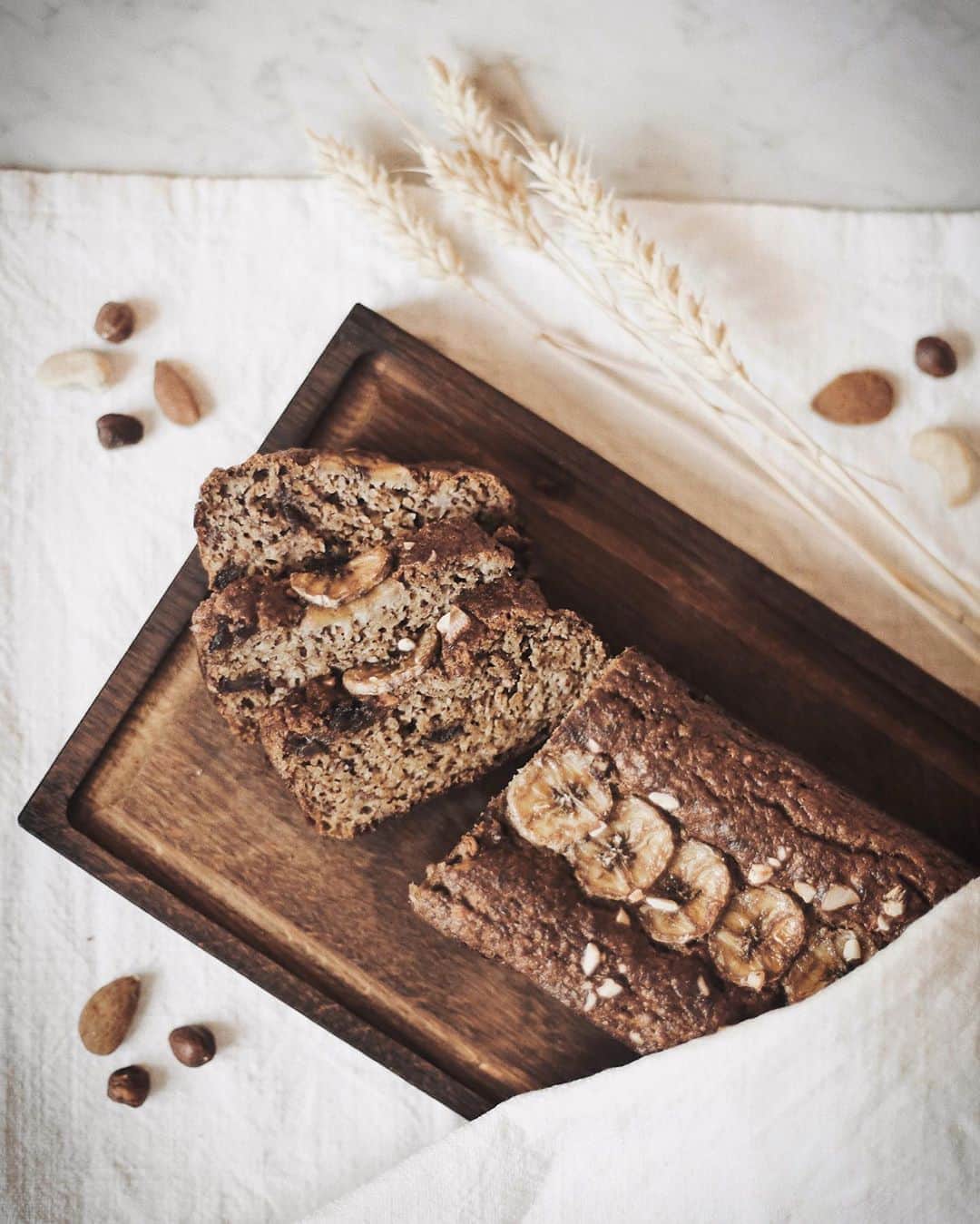 Anna Nyströmのインスタグラム：「Made this banana bread today and it was so delicious! 😍  It almost taste like a dessert but it is gluten free, dairy free and refined sugar free! 🍌 Thought I could share the recipe if you would like to try it 👇🏻⁣ ⁣ Ingredients:⁣ 1 cup organic gluten free oats (mixed as flour)⁣ 1 cup almond flour⁣ 2 bananas (over ripe)⁣ 3 organic eggs⁣ 1/4 cup chia seeds⁣ 1 tsp bicarbonate⁣ 1 tsp cinnamon ⁣ 1 tsp Himalayan salt ⁣ 1 tsp natural organic vanilla ⁣ 1/4 cup oatmilk ⁣ 1/4 cup coconut oil⁣ 2 tbsp honey⁣ 2 tbsp lemon juice (to activate the bicarbonate)⁣ 3 fresh dates⁣ 2 tbsp mixed nuts⁣ ⁣ 1. Preheat the oven to 175°C (fan forced)⁣ 2. Line your tin with baking paper⁣ 3. Mix all the dry ingredients first and then add the rest except the dates and nuts⁣ 4. Chop the dates and mixed nuts and add it to the finished mix, just mix it in with a spoon. (If you prefer something else like any other dried fruit or berries it works great as well).⁣ 5. Put the mix in the baking tin and add some banana slices and chopped nuts as topping ⁣ 6. Time to put it in the oven for 50 min (175°C), when it is finished turn the oven off but leave the banana bread in there to rest for 10 min⁣ 7. DONE! Enjoy 💗⁣」