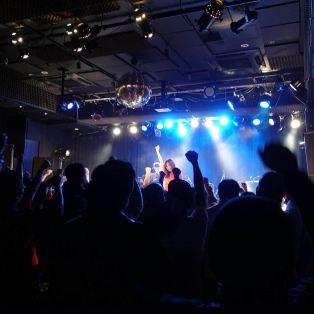 のインスタグラム：「. . おはよー！☀︎ . . １月１９日(日)下北沢Com.cafe音倉 定期開催 #ビタイベ  弾き語りリクエスト曲募集中！ テーマは新年明けて初のライブイベント #ビタイベ なので、 この一年に向けて【頑張れる曲】です！ . メールアドレスはプロフィールのリンク欄URLからブログに飛んでチェックしてね👆 . . ２月２２日猫の日開催の #ビタイベ  もブログにてブログ先行受付中です❗️ お気軽にぜひお越しください♪ お待ちしております🎸🎹 . .  #ビタスイ #live #ライブ #event #イベント #下北沢 #１月 #２月」