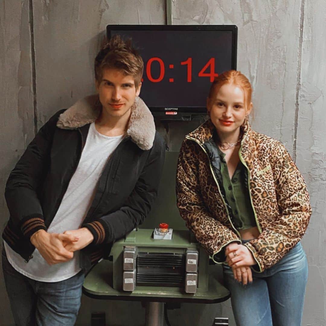 ジョーイ・グレーセッファのインスタグラム：「CHOOSE UR FIGHTER 👩🏻‍🦰👱🏼‍♂️👩🏻 Three days into 2020 and we’ve already defused a bomb 💣 escaped an underwater prison 💦 killed a vampire 🩸 & went to space 🚀」