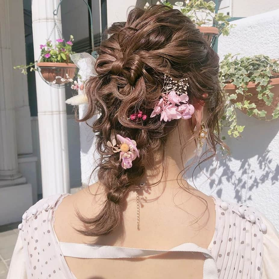 MERYさんのインスタグラム写真 - (MERYInstagram)「. 友達の結婚式には可愛いヘアアレンジで出席したくはありませんか？ドライフラワーを使った編みおろしアレンジならきちんと感が出ますよ。その日のために選んだドレスにぴったりのヘアアレンジをして幸せをおすそ分けしてもらいましょ♪ . MERYでは他にも「かわいい」に近づくさまざまな情報を発信しています。 @mery.beauty コスメ・美容に特化した情報をお届け♡ @mery_spot 話題のカフェやお出かけスポットをご紹介！ こちらもぜひチェックしてみてください！ .  photo by @___i.anna___ . #MERY #regram #instagram #instahair #hair #hairstyle #머리스타그램 #헤어어레인지 #ヘアアレンジ #お呼ばれヘア #結婚式ヘア #結婚式ヘアアレンジ #ドライフラワーアレンジ #ドライフラワーアレンジメント #リボンアレンジ #髪飾り #編みおろし #編みおろしアレンジ #編み下ろし #ブライダルヘア #ブライダルヘアメイク #二次会ヘアセット #ヘアセット #結婚式 #ヘア #ヘアスタイル #お洒落 #お洒落さんと繋がりたい #MERY女子 #メリー」1月4日 8時00分 - mery.jp