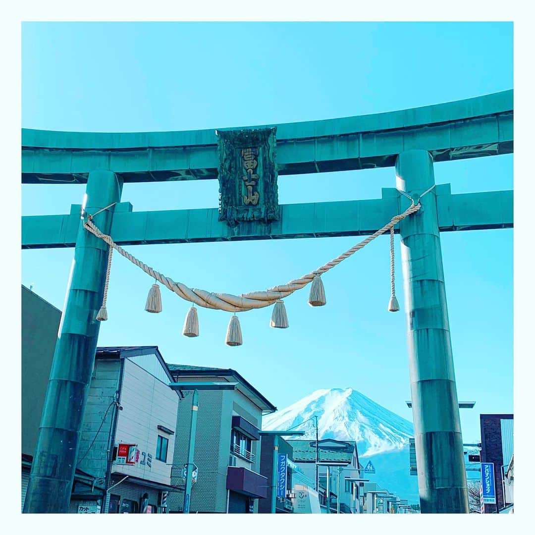 田中千絵さんのインスタグラム写真 - (田中千絵Instagram)「初夢に富士山は出てきませんでしたが、富士山に会いに行ってきました！  富士山パワーがみなさんにも届きますように🗻✨ . Wanna clime Mt.Fuji this year...! . 日本有一句話： 「一富士二鷹三茄子」， 意思就是在新年的第一個夢裡出現這些東西的話， 那一年會帶給你好運，夢到富士山是最好的意思。  雖然我的第一個夢裡沒有出現富士山， 但我去看看它了！  希望大家也能感受到富士山非常強大的能量喔🗻✨ . . . #日本 #japan #富士山 #mtfuji #日本のお正月 #台北と東京の生活 #中国語」1月4日 8時04分 - chietanaka817