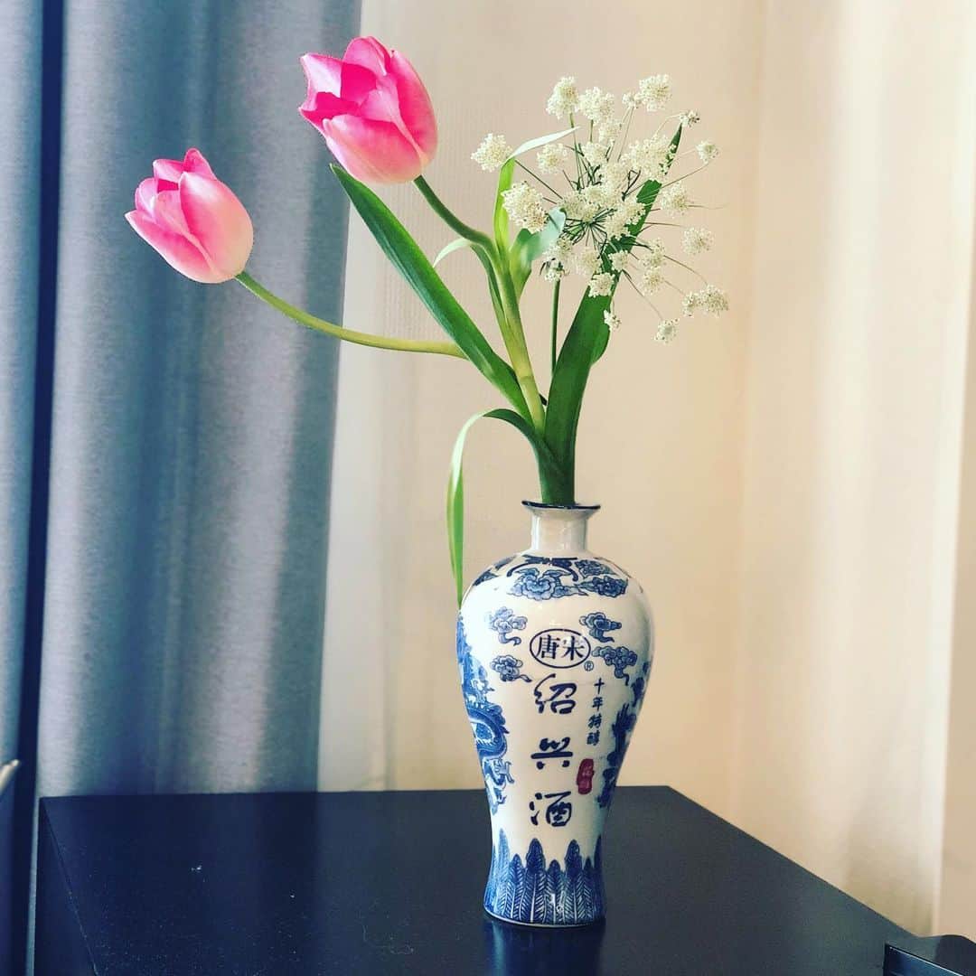 のインスタグラム：「今年の新年のお花🌷 ちょうど良い花瓶が無かったので、紹興酒の壺に入れてみましたw」