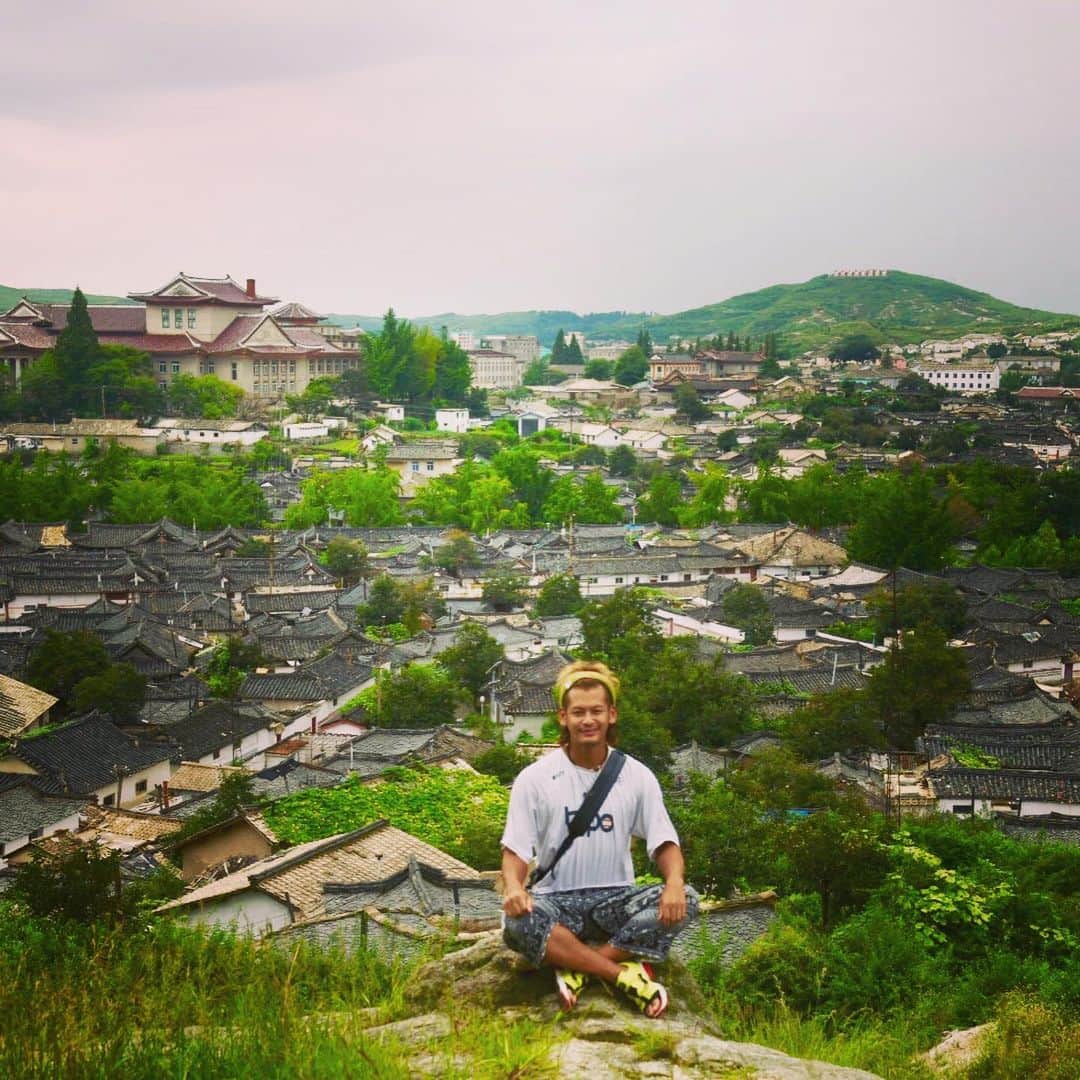 のインスタグラム：「#北朝鮮 #開城 の高台から🇰🇵 年始に整理しようとしていた旅写真 ですが、風邪ひいて #寝正月 で全くできず。。。 ちょこちょこあげていきますー！  #北朝鮮 #dprk  #カメラマン #photographer #cameraman #写真家 #旅 #旅人 #northkorea #korea #朝鮮 #trip #triper」
