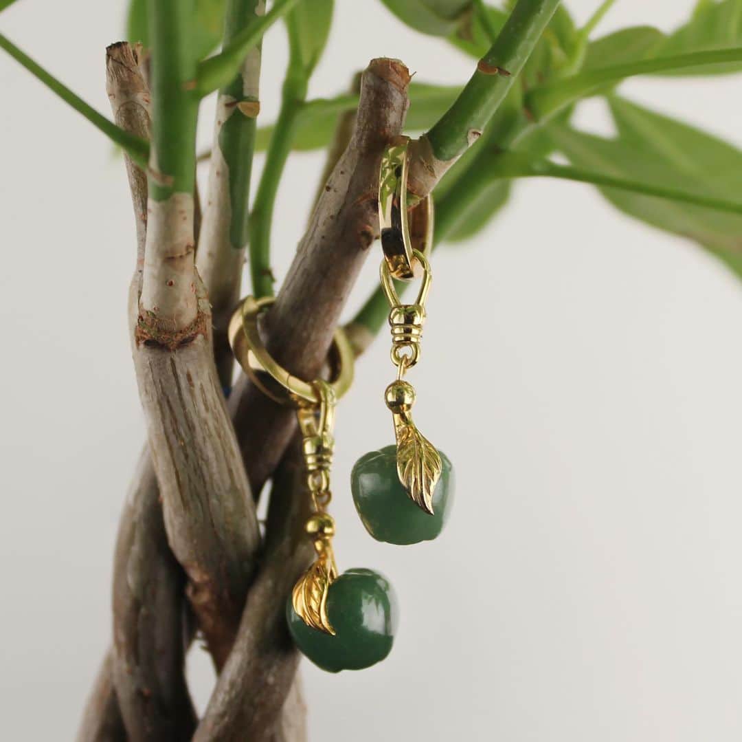 ルル フロストのインスタグラム：「Here’s to growth, love and nurturing in the new year. Our Frost Fine Apple Charm, in beautiful green jade and 14k gold, is a symbol of that sentiment. #lulufrost #frostfinecharms」