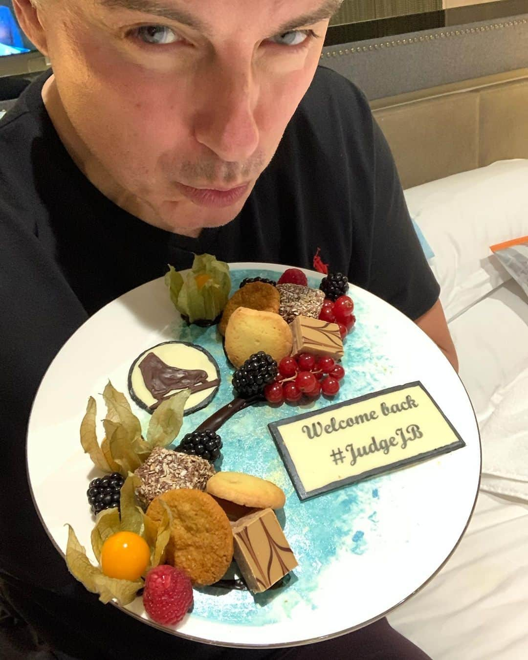 ジョン・バロウマンさんのインスタグラム写真 - (ジョン・バロウマンInstagram)「#judgejb is now gonna be naughty and eat this! Am I being greedy....you be the #judge (mwahaha)  Thanks @theharilondon glad to see your excited for @dancingonice on @itv this Sunday. Jb . . #badgerman #icejudge #judgejb #fabulous」1月4日 8時27分 - johnscotbarrowman