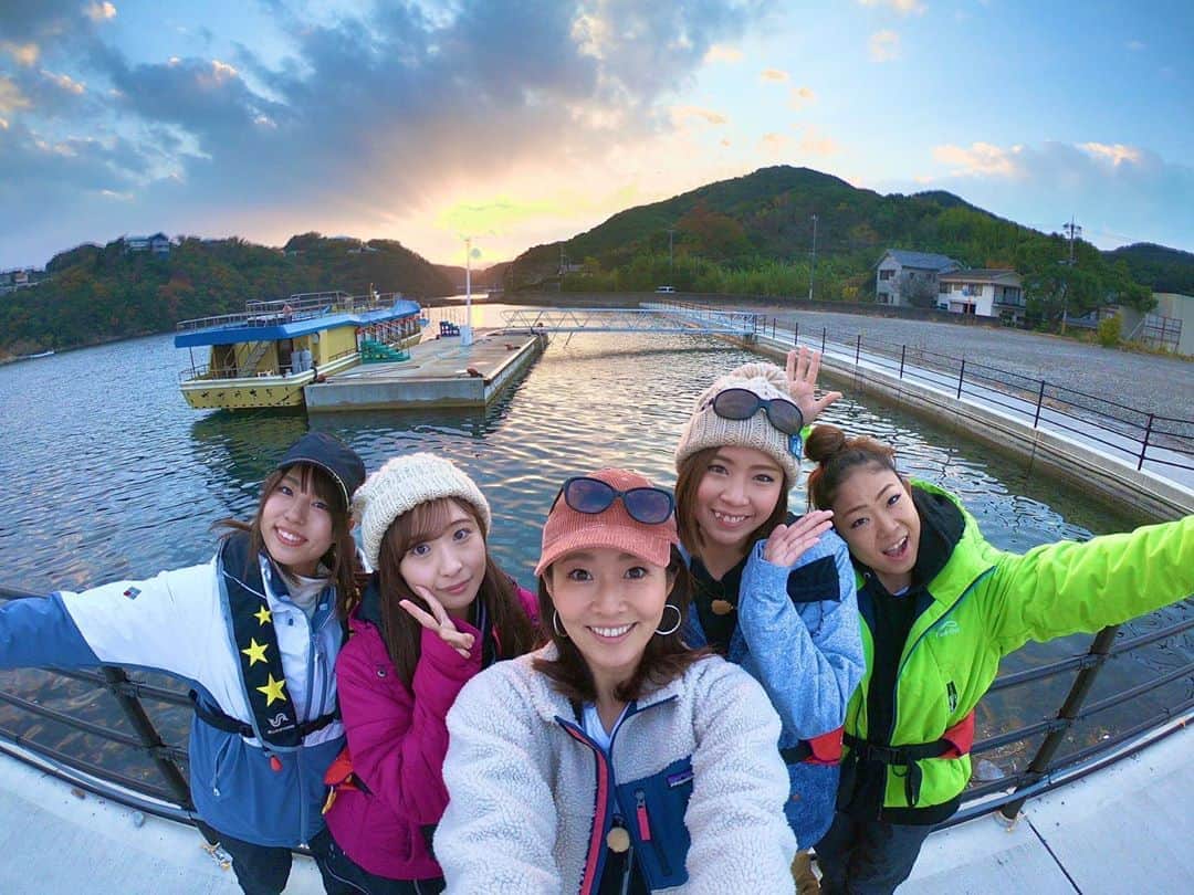 のインスタグラム：「✔︎﻿ あけましておめでとうございます🌅﻿ ﻿ 2020年のお正月は、このメンバーで撮影した﻿ ﻿ 番組から始まりました(釣りビジョンにて)🎍﻿ ﻿ そして釣りたガール！も始まりますよ😻﻿ ﻿ 福島和可菜ちゃんと行った、奄美での大物釣り🎣﻿ ﻿ これまでにないぐらいバラしまくり﻿ ﻿ これまでにないサイズの魚を釣り上げる？！﻿ ﻿ 狙うは「幻」や「モンスター」🤤❣️﻿ ﻿ かなり波乱万丈な回になっていますので﻿ ﻿ ドキドキしながら見てください💕﻿ ﻿ 1/5(日)朝6:30〜カンテレで放送です📺﻿ ﻿ ﻿ ﻿ #釣りたガール﻿ #奄美﻿ #奄美大島﻿ #peach﻿ #釣り旅行﻿ #オーシャンパイオニア﻿ #釣り女子 ﻿ #釣り好き﻿ #釣り好きな人と繋がりたい ﻿ #釣りうま女王決定戦 ﻿ #バラにしりえ﻿ #汚名返上なるか」