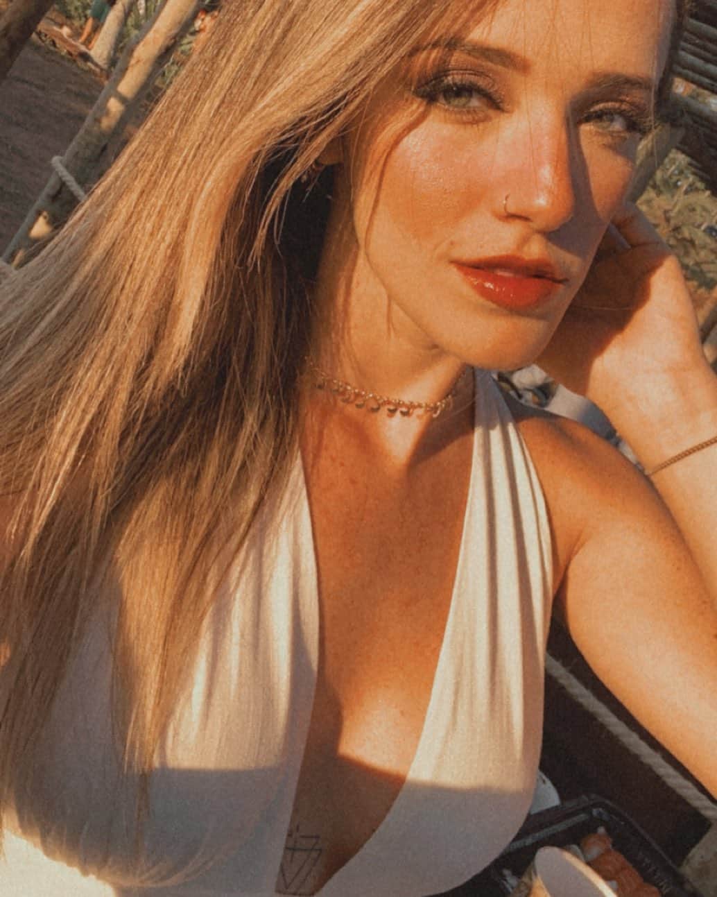 ナターリア・ガウジオのインスタグラム：「Ninguém apaga a luz que vem de dentro... Seja luz!! ✨🙏🏻🥰💡🌅☀️❤️ #lights #sunkissed #inlove #shining #peace #goldenhour」