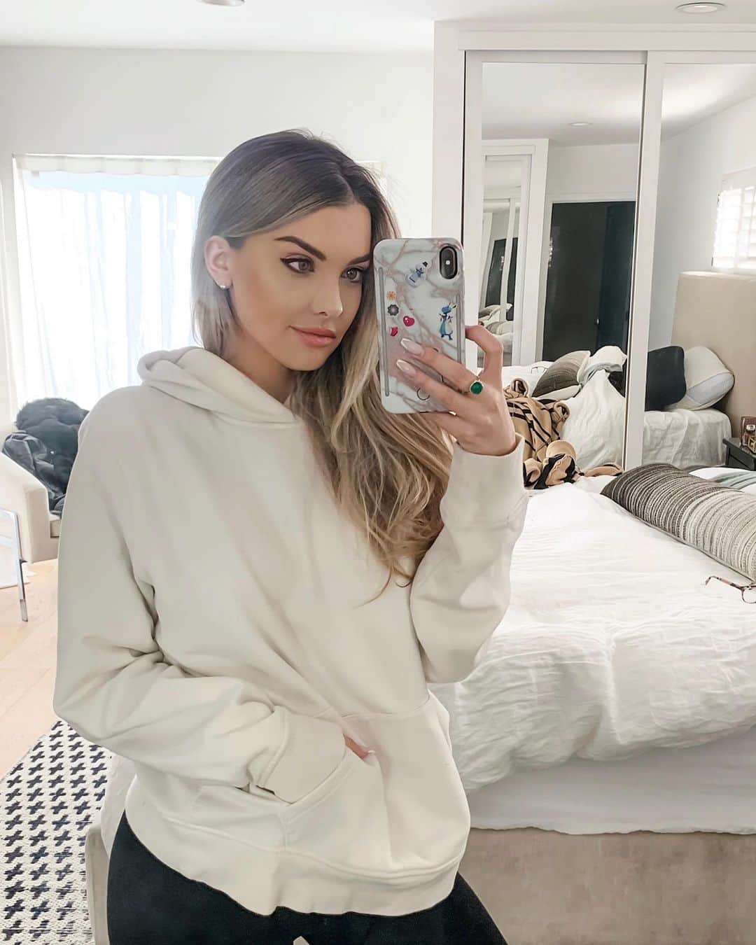 エミリー・シアーズさんのインスタグラム写真 - (エミリー・シアーズInstagram)「Can I live in hoodies for the next decade?」1月4日 8時32分 - emilysears