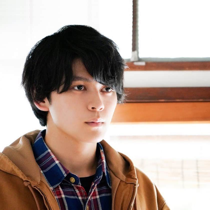映画『午前0時、キスしに来てよ』のインスタグラム：「＼✨💫#0キス のヒミツ💫✨／﻿ ﻿ 🕔大抜擢❣️の #眞栄田郷敦 さん💫﻿ ﻿ 一途に幼なじみの日奈々を支える彰は、スーパースタ楓の恋💘のライバル！キャスティングは困難を極めましたが、オーディションで初めて眞栄田さんに会ったプロデューサーは「内に秘めている芯の強さのようなものを感じた」と太鼓判‼️﻿ ﻿ #午前0時キスしに来てよ﻿ #ゼロキス﻿ #片寄涼太 #橋本環奈﻿ #ラブストーリー﻿ #映画 #movie #令和2年 #年始」