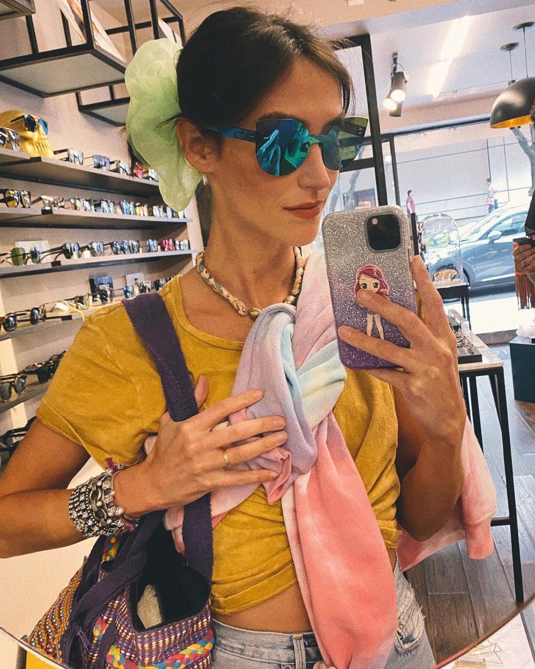 ダニジョーのインスタグラム：「My husband says “no” which makes me think “yes” - do I need these shades and this oversized scrunchie or no? #help 🤔」