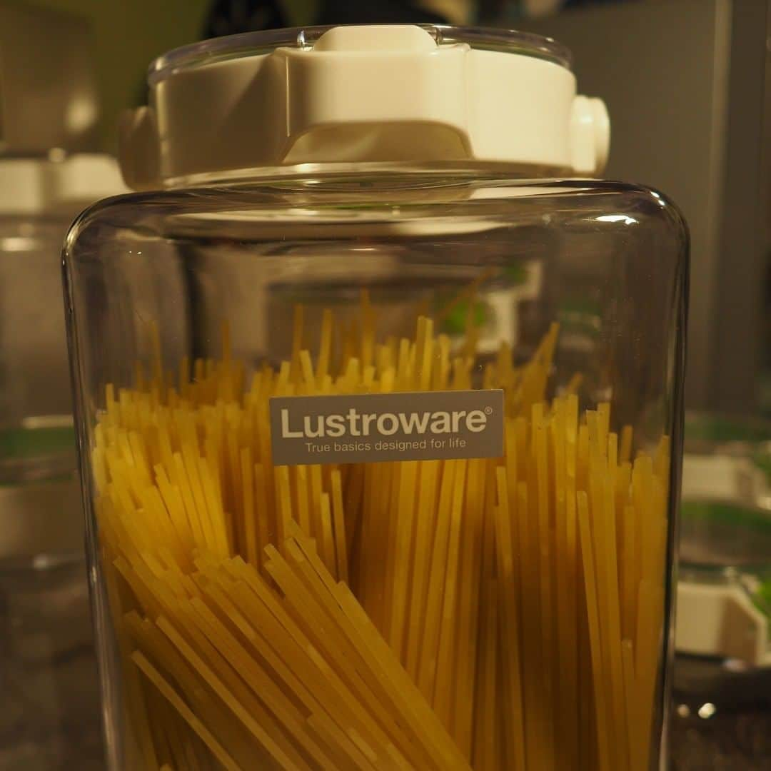 Lustrowareのインスタグラム：「A clear view of the 92 oz. Keepot 🙌 Capable of storing a large capacity of pasta, cereal, flour, beans, and more! Keep a longer shelf life with Lustrowares BPA/BPS-free plastic containers 🎉」