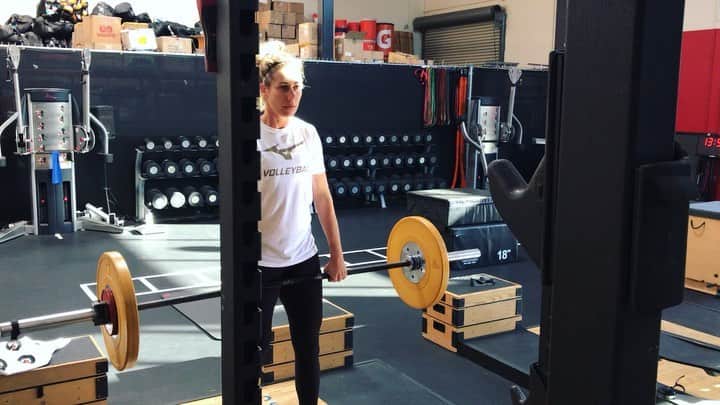 エイプリル・ロスのインスタグラム：「First couple days of 2020 in the books! Still tightening up some resolution nuts and bolts, but feeling energized and freshly motivated 🙌🏼 And hang cleans are BACK! (One of my favorites for so many reasons👊🏼) ⠀⠀ How are you doing with your resolutions? I tried to go to my normal yoga class last night but it was sold out 15 min before it started 😑 good for all those people! 😜 But it made me take a class I wouldn’t have taken otherwise and pushed me out of my comfort zone, I think it was the Universe’s way of telling me it’s time to step it up a little 💪🏼 Message received! 💁🏼‍♀️📢 ⠀⠀ 📹: can always count on @alixklineman to get the artsy shot 👩🏼‍🎨」