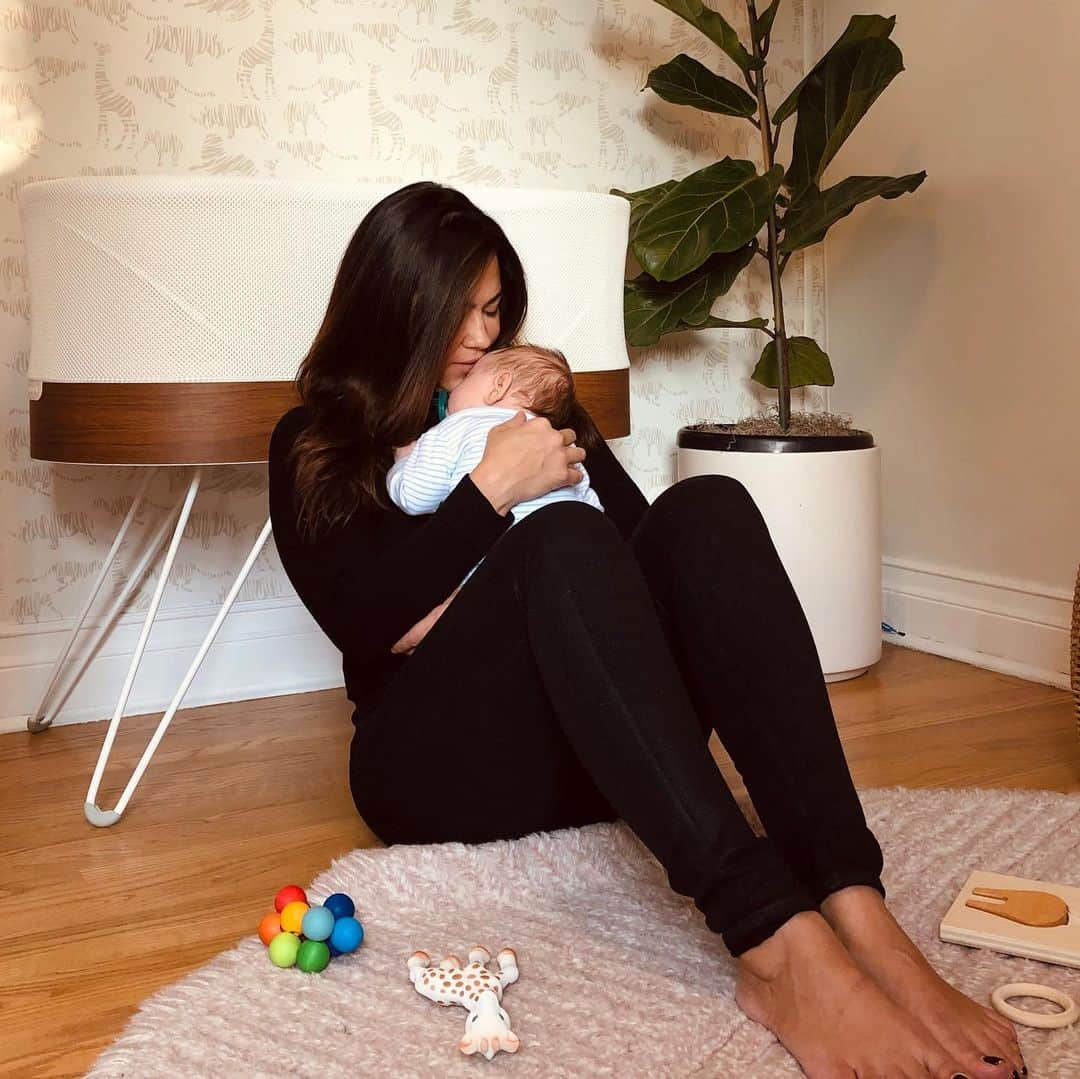 カミーユ・グアティのインスタグラム：「Playtime’s over, now it’s time for a little SNOO-ze. Being a new mom,I realize more than ever, how important it is to take care of you. When he naps, I get some me time. Even if it’s just a cup of coffee and sitting in absolute silence. It’s a moment for myself, which is often, so overlooked when you’re a #mom. Cheers to the @happiest_baby for giving me some precious time to be the best mom I can be. . . . #12 weeks and he sleeps through the night with a nap every 3 hours during the day! . .  #momgoals #sleep #snoo #happiestbaby」