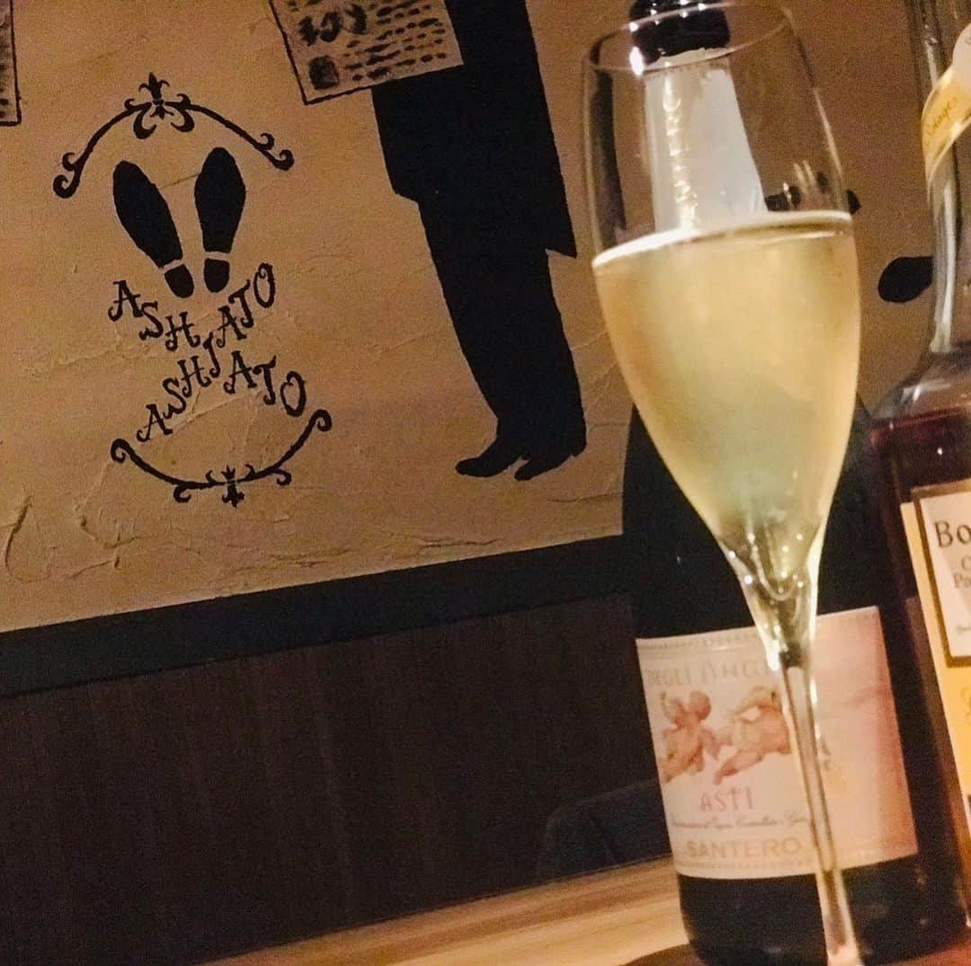 Bar足跡さんのインスタグラム写真 - (Bar足跡Instagram)「お疲れ様です！！ スタッフのさとるです！！ 新店舗のアカウントはこちら↓ @sweetsbar.ashioto  本日から通常営業になります！！☺️ 1月から僕がスイーツ bar足跡を任されることになりました！！☺️ どうぞ皆様よろしくお願い致します☺️ 日曜日はわたるさんDAYです☺️ 皆様お待ちしてますよー！！☺️ 本日スイーツbar19時オープンです！！☺ レギュラー勤務の方を募集してますのでお気軽にお問い合わせ下さい☺  #スイーツバー三宮#スイーツバー神戸#スイーツバー#スイーツバー足跡#女子会#夜カフェ#夜カフェ三宮#スイーツ女子 #スイーツ男子#cake #chocolate#bar#カフェ#神戸カフェ#千鳥ノブ #sweets #千鳥 #sannomia #cafe#三宮女子会#インフルエンサー #三宮#インスタ映え#スイーツ好きな人と繋がりたい  #スイーツ好き #スイーツ#カフェ#三宮bar」1月4日 9時01分 - sweetsbarashiato