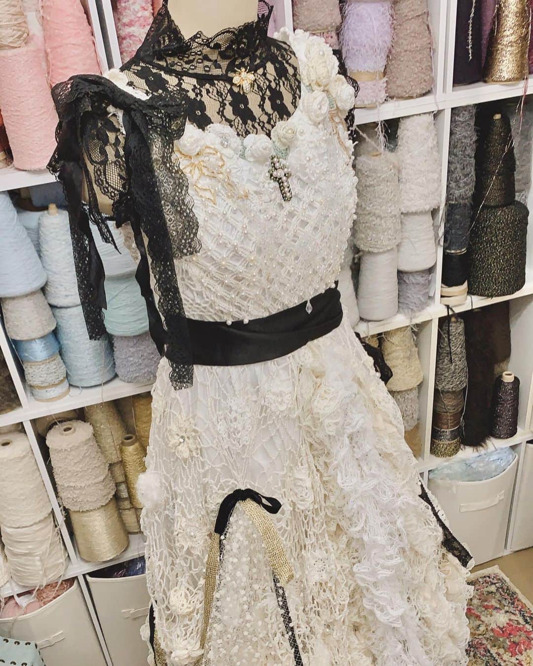 東佳苗さんのインスタグラム写真 - (東佳苗Instagram)「dress detail❤︎✨❤︎✨ 前に作っていたknit dressをちょっと丈詰めて装飾変えたりなどしてモノトーンにしました💎 ショーなので後ろも回っても可愛いです❤︎🥰 それとミスiD2020のショー選抜の皆さま🎀  #縷縷夢兎 #rurumu #ミスid2020 #嵐莉奈」1月4日 9時01分 - usagi_kanae