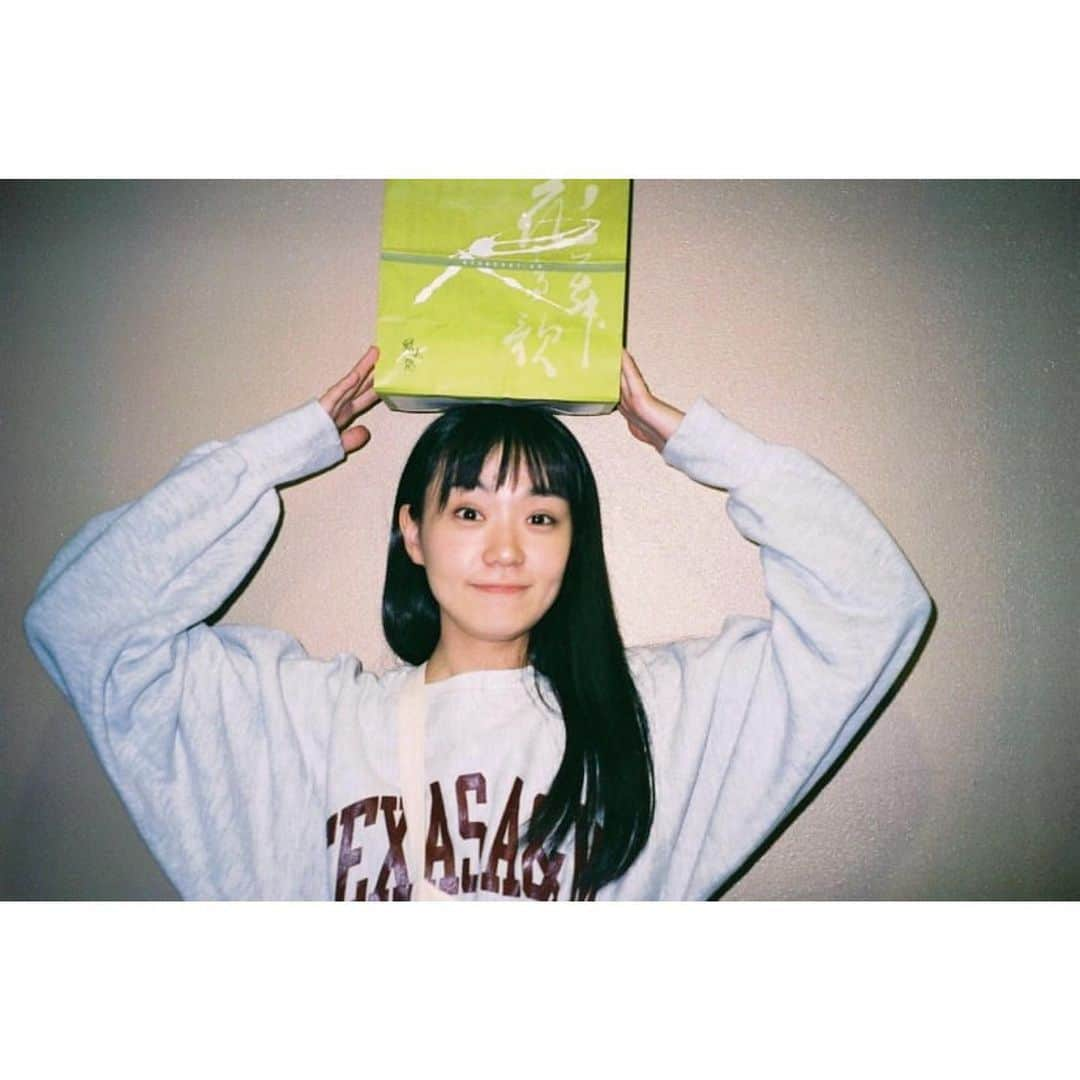 奈緒さんのインスタグラム写真 - (奈緒Instagram)「. お仕事がはじまりました 説明のつかない毎日がはじまりました 一緒にがんばって生きましょう  舞台を観に来てくれた 笑顔のかわいい久保瑠佳ちゃんから 写真が届きました。ありがとう。 photo by @ruka_kubo」1月4日 9時11分 - sunaosquare