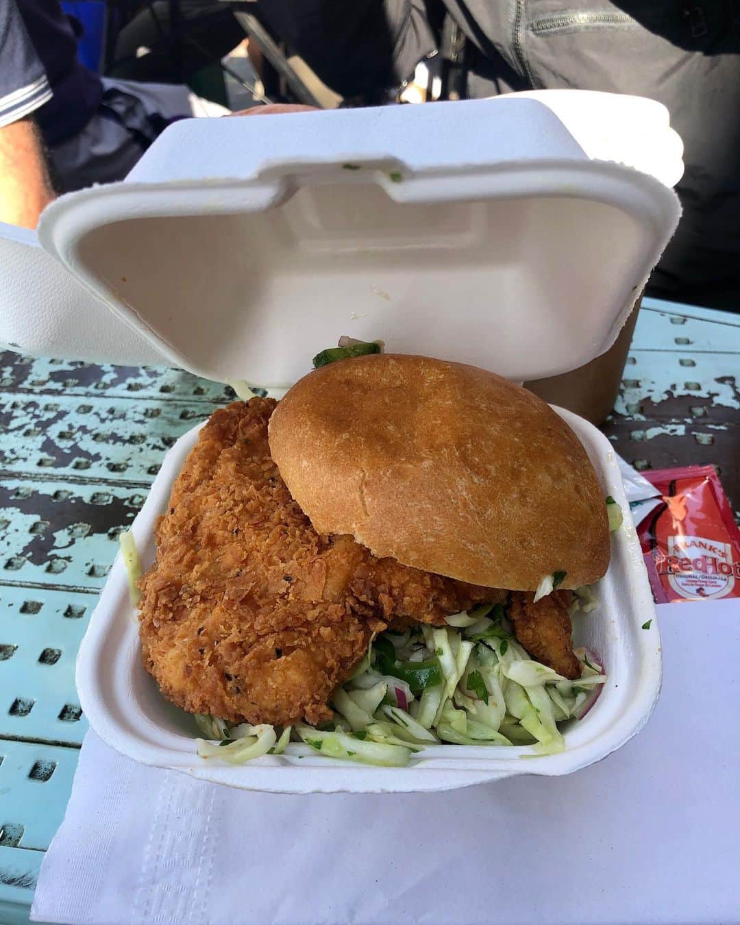 加藤紀子のインスタグラム：「めちゃうまチキンバーガーを頬張ったら、カメラが勝手に… （ボヤかす機能発動😭） #bakesalebetty  #oakland #夫婦旅2020」