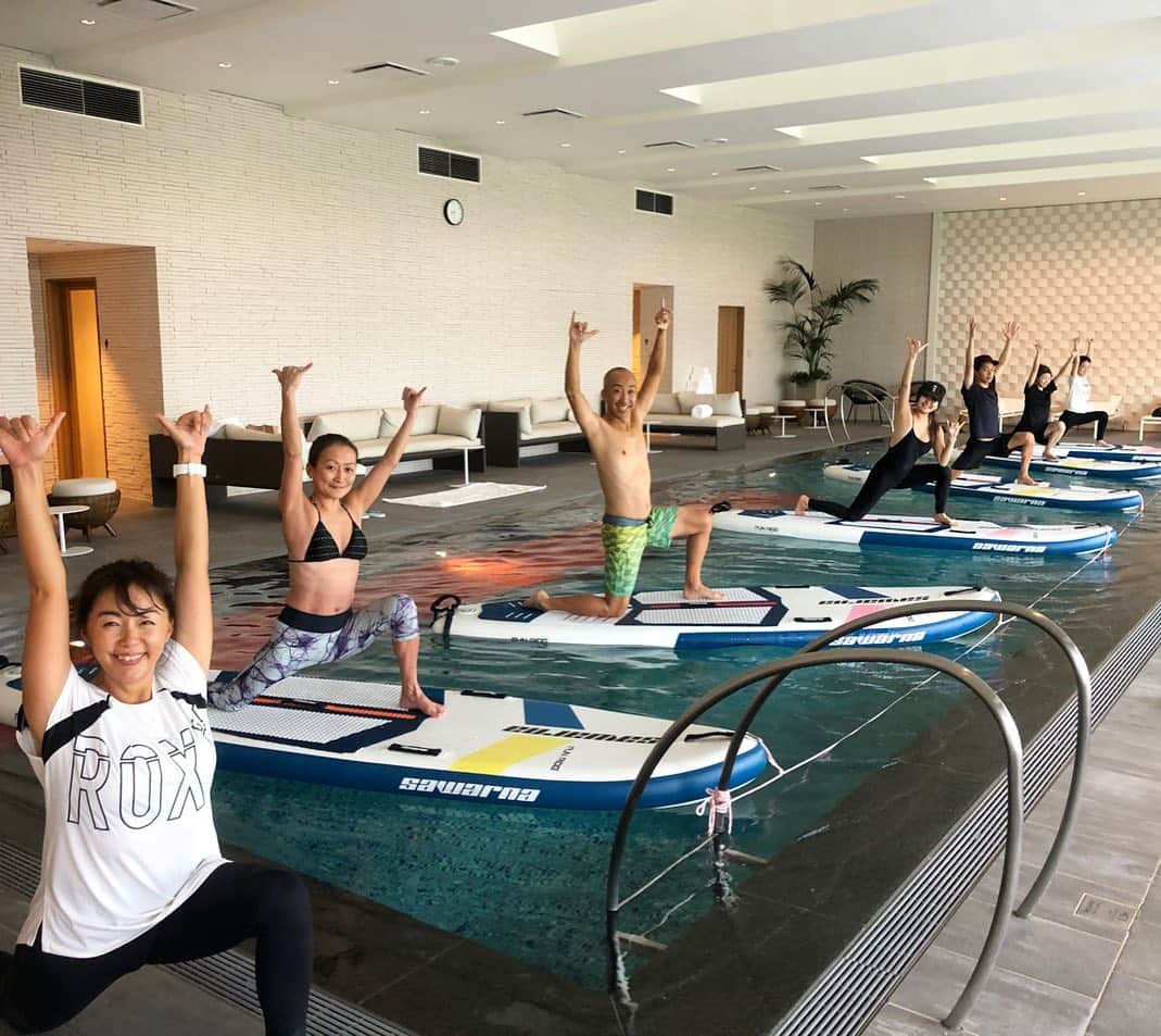 のインスタグラム：「ハレクラニ沖縄　@halekulani_okinawa  田中律子監修ハレクラニサップヨガレッスン🏄‍♀️🌞🤩 仕事始めーー👏 今年はここからスタート😍 満員御礼🈵6人のハレクラニ滞在のお客様と、朝から身体を動かして汗だく😆 みなさま、ありがとうございました🙏 さぁーて、これからジムでトレーニング💪お正月太り解消週間❗️ #halekulaniokinawa  #halekulanisupyoga  #田中律子監修ハレクラニサップヨガ  #okinawa  #healthylifestyle  #supyoga  #yoga #jsya #日本サップヨガ協会  #朝活 #冬トレ  #身体と心を整える  #海好きな人と繋がりたい」