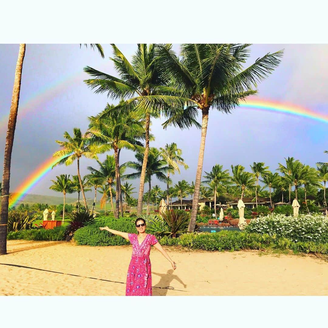 アンミカさんのインスタグラム写真 - (アンミカInstagram)「2020年初のダブルレインボーをシェア🌈🌈✨ 。 虹のふもとがはっきり分かるほどの鮮明な虹🌈✨こんな鮮明なのは人生初めてです！ 。 "祝福・実現"の意味もあるエンジェルサイン👼 皆さんが祝福に溢れ夢が実現する年になりますように😊 。 #家族みんな晴れ女と晴れ男☀️ #姉を虹と撮影しようとしたら虹が薄ったタイミングでメンゴ💦😅 #虹のふもとに宝物があると言い伝えがあるから走って行くと同じく走るテディ発見💎 #だからテディが宝物💎by公開ノロケ #doublerainbow #happy #lucky #smile #peace #love」1月4日 9時20分 - ahnmikaofficial